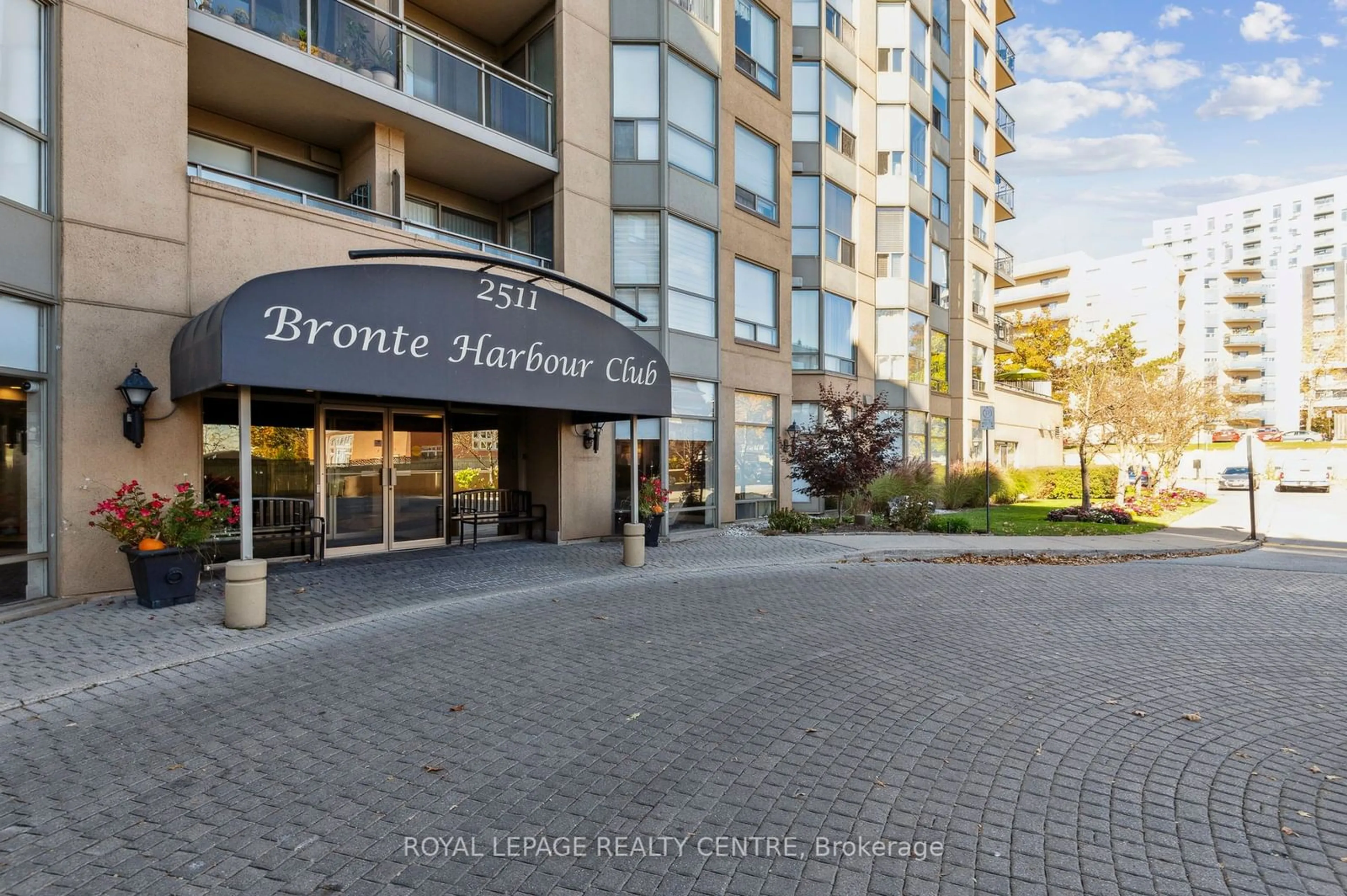 A pic from exterior of the house or condo, the front or back of building for 2511 Lakeshore Rd #606, Oakville Ontario L6L 6L9