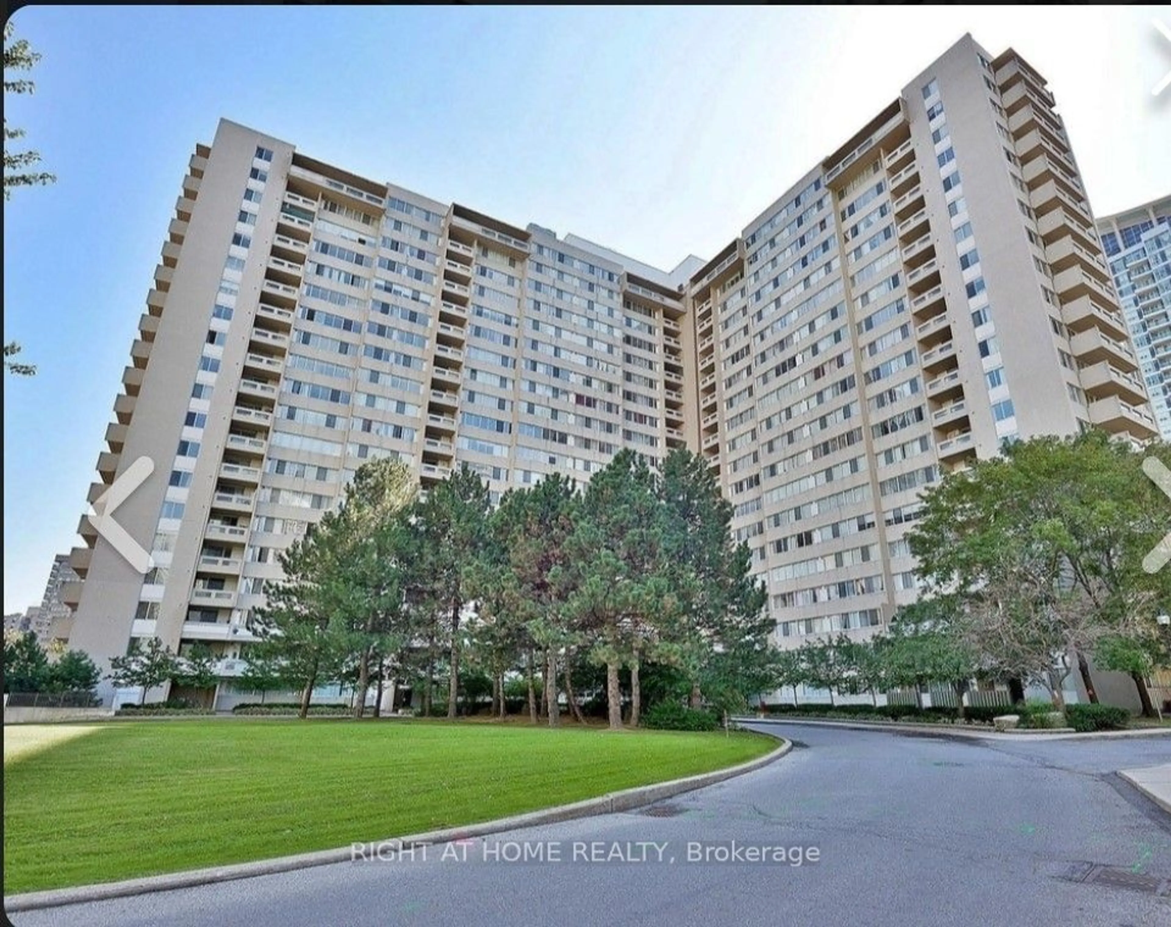 A pic from exterior of the house or condo, the front or back of building for 3590 Kaneff Cres #1011, Mississauga Ontario L5A 3X3