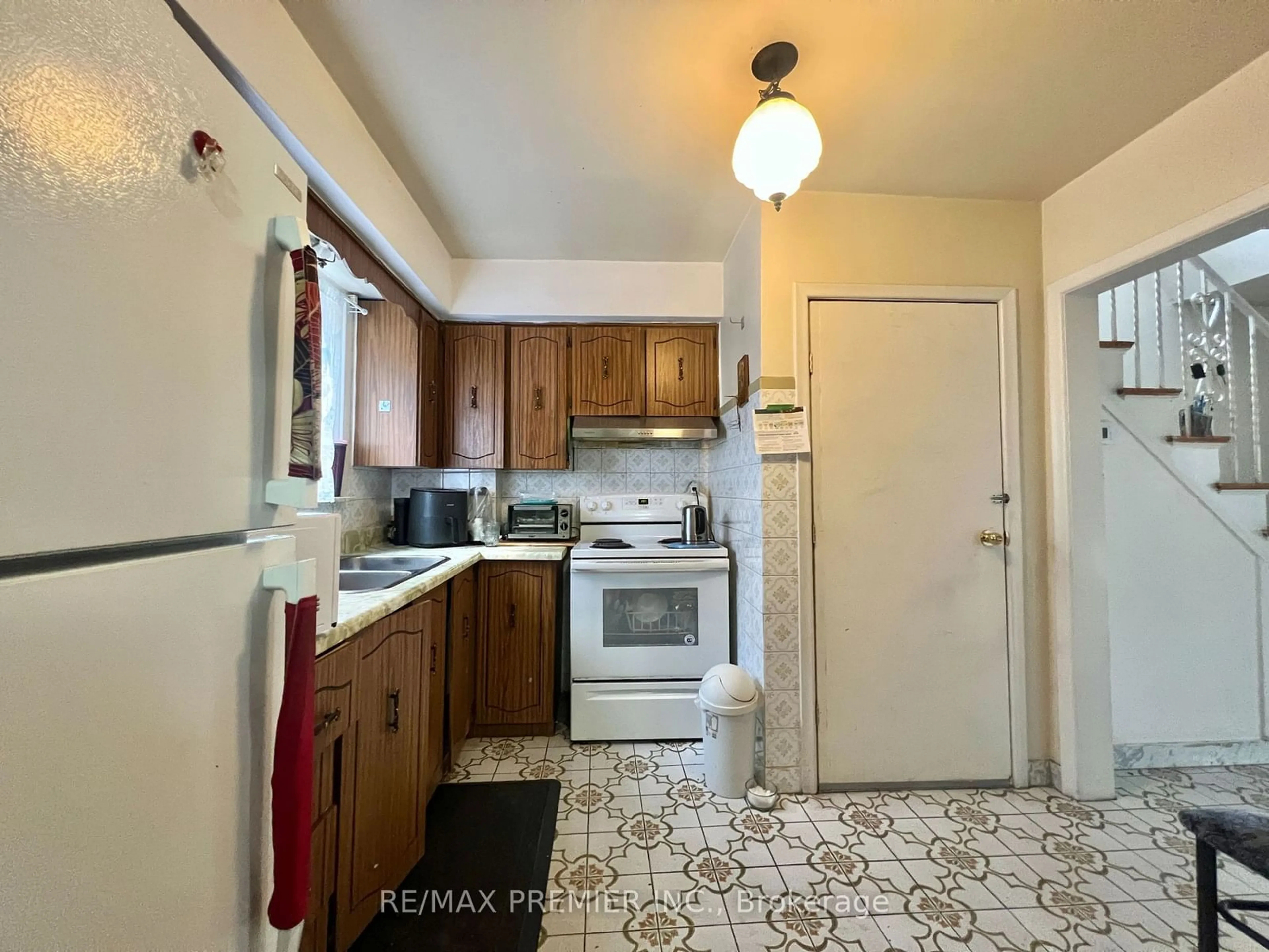 Standard kitchen, ceramic floors, cottage for 1484 Wilson Ave, Toronto Ontario M3M 1J7