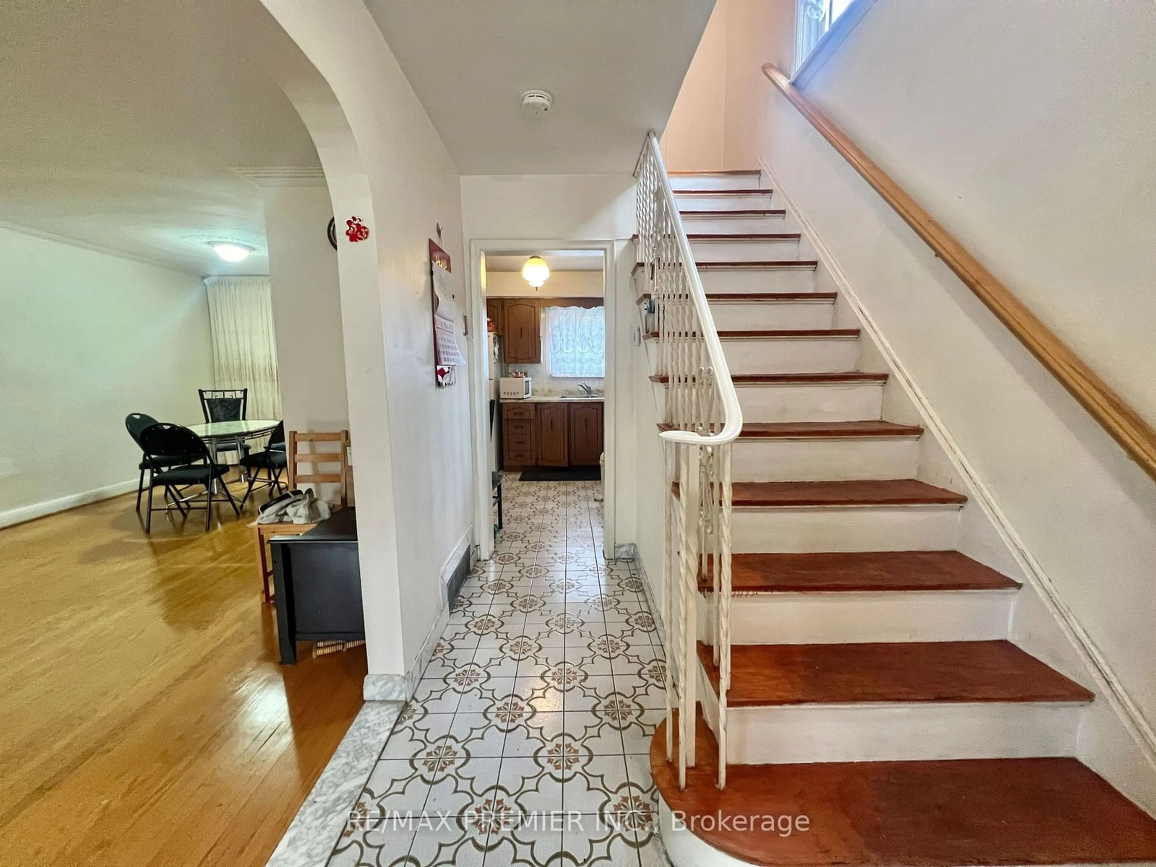 Indoor foyer, wood floors for 1484 Wilson Ave, Toronto Ontario M3M 1J7