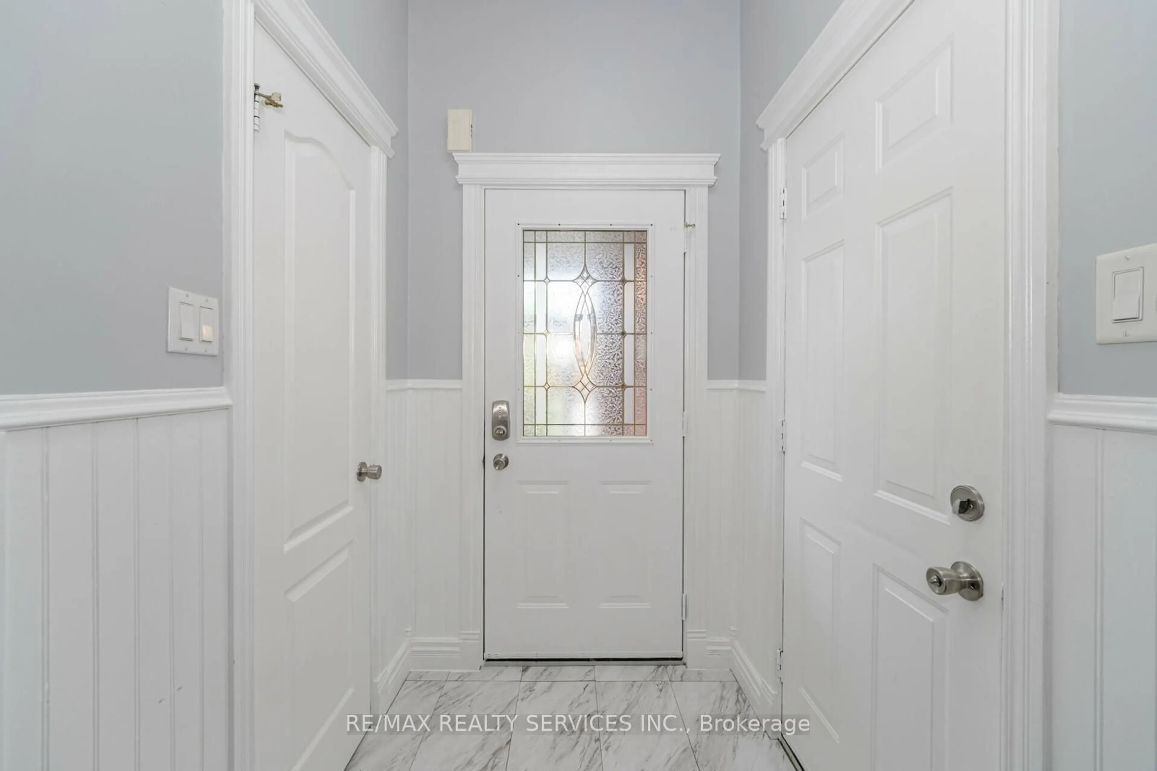 Indoor entryway, wood floors for 88 Sundridge St, Brampton Ontario L7A 1J8