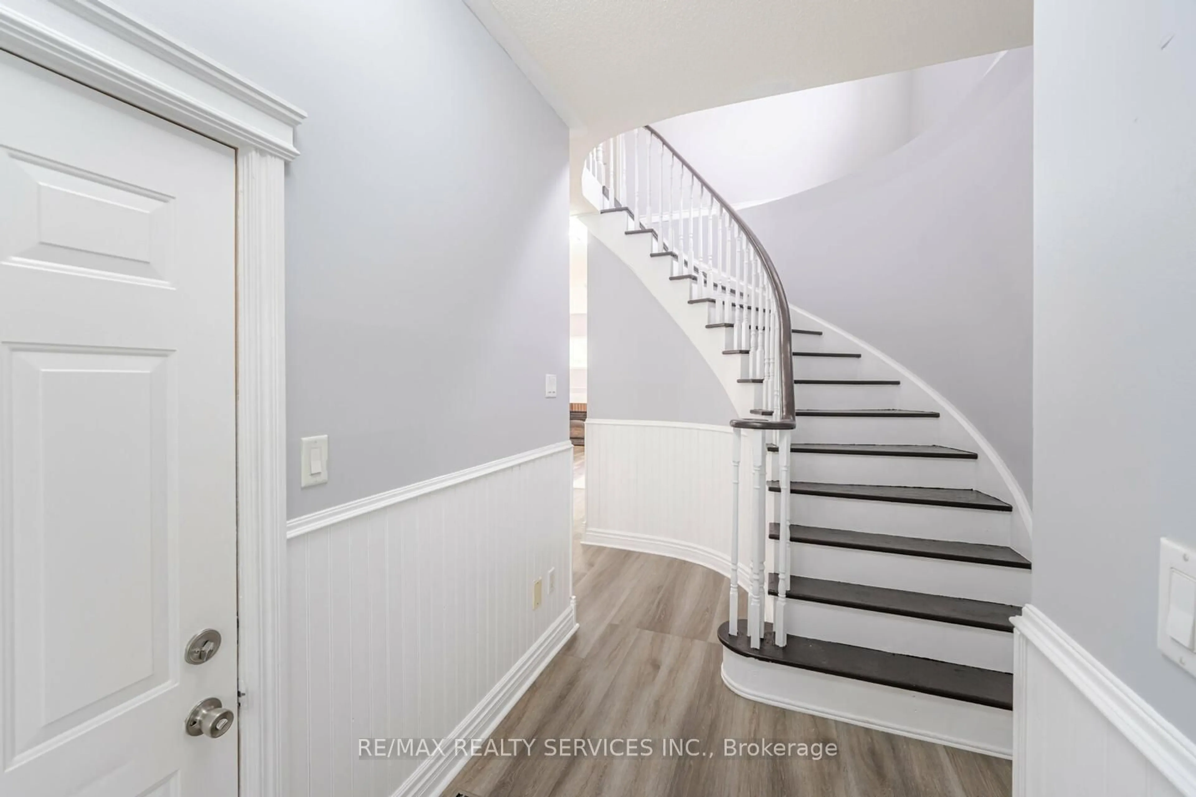 Indoor entryway, wood floors for 88 Sundridge St, Brampton Ontario L7A 1J8