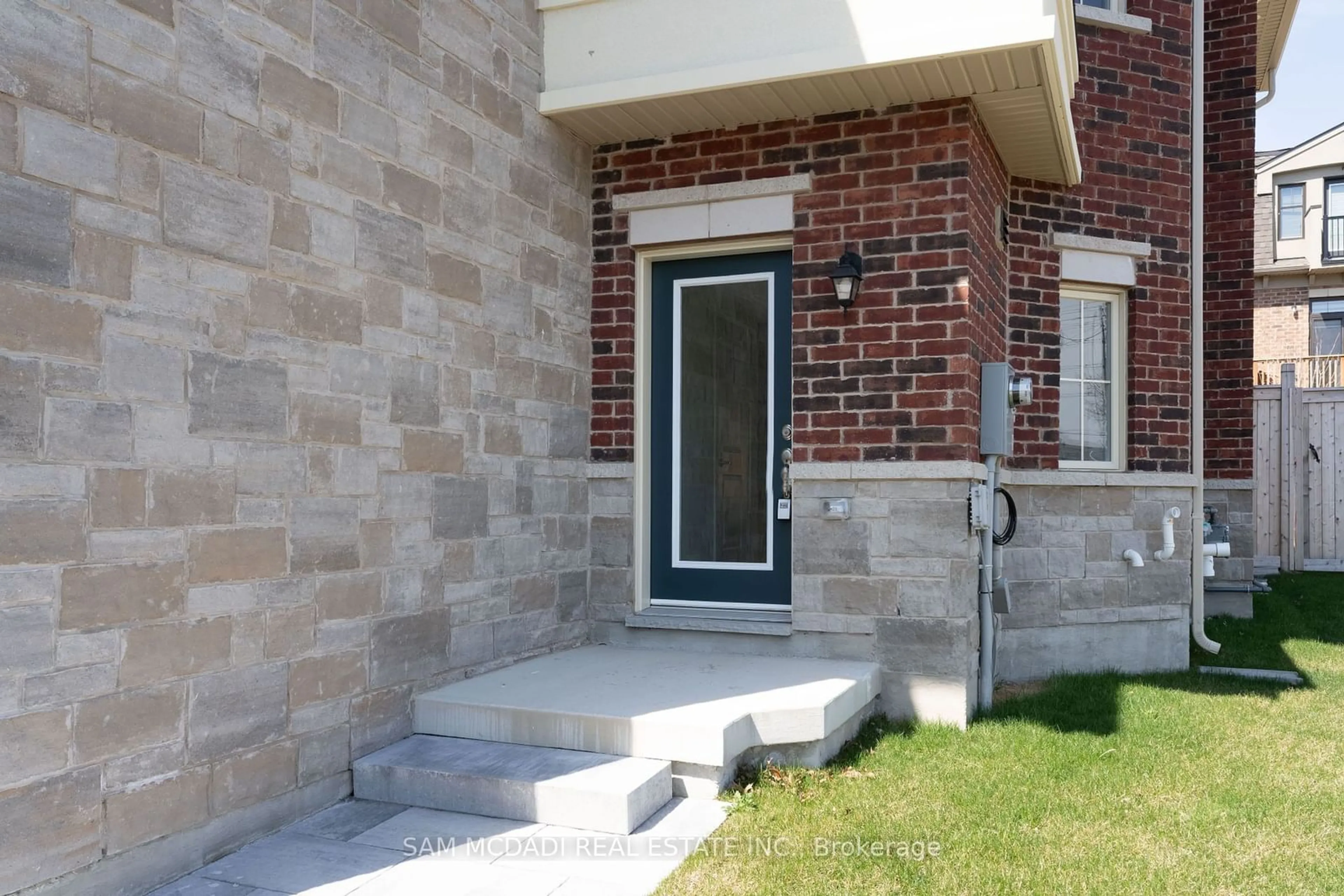 Home with brick exterior material for 2110 Royal Gala Circ, Mississauga Ontario L4H 0H2