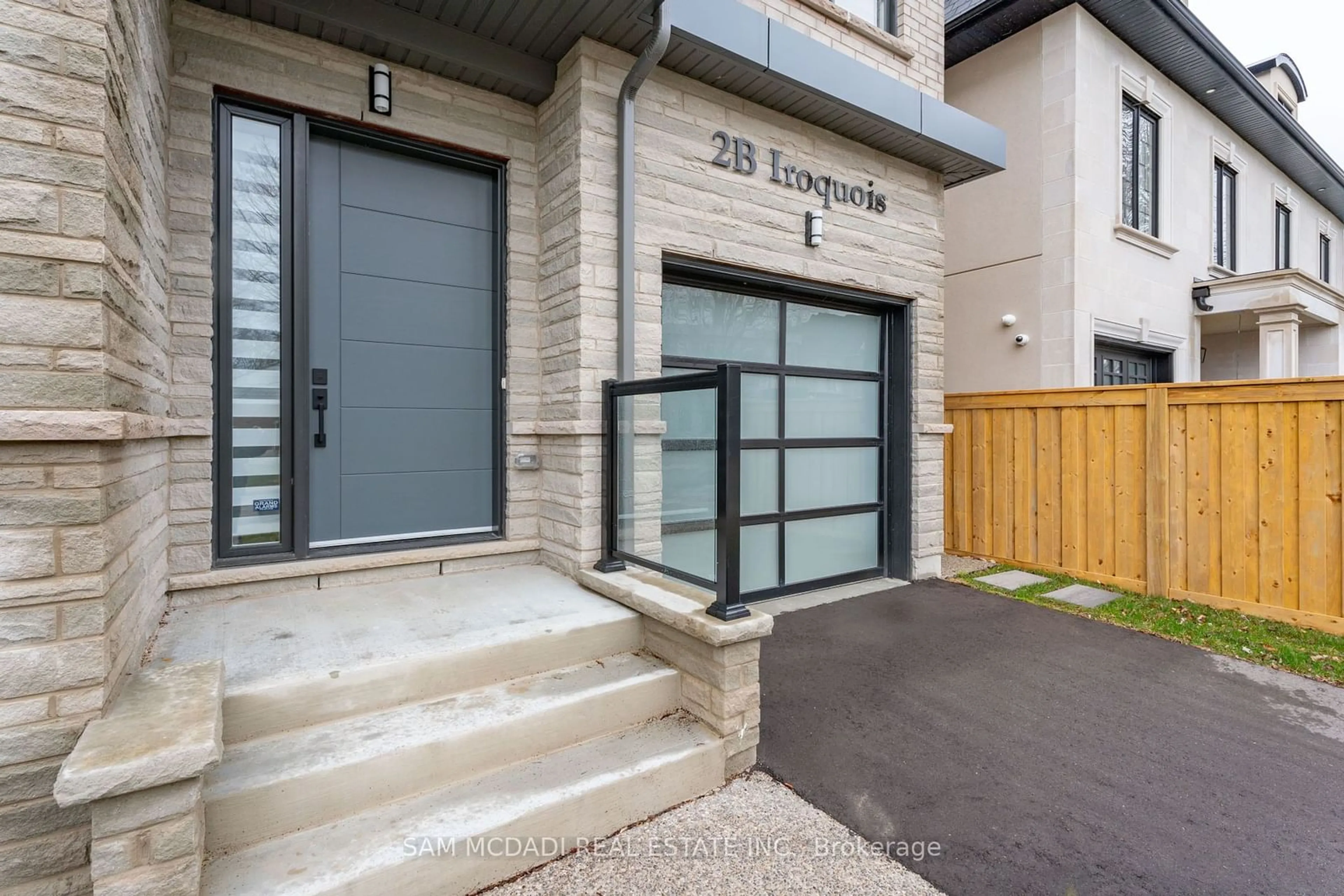 Indoor entryway, cement floor for 2B Iroquois Ave, Mississauga Ontario L5G 1M6