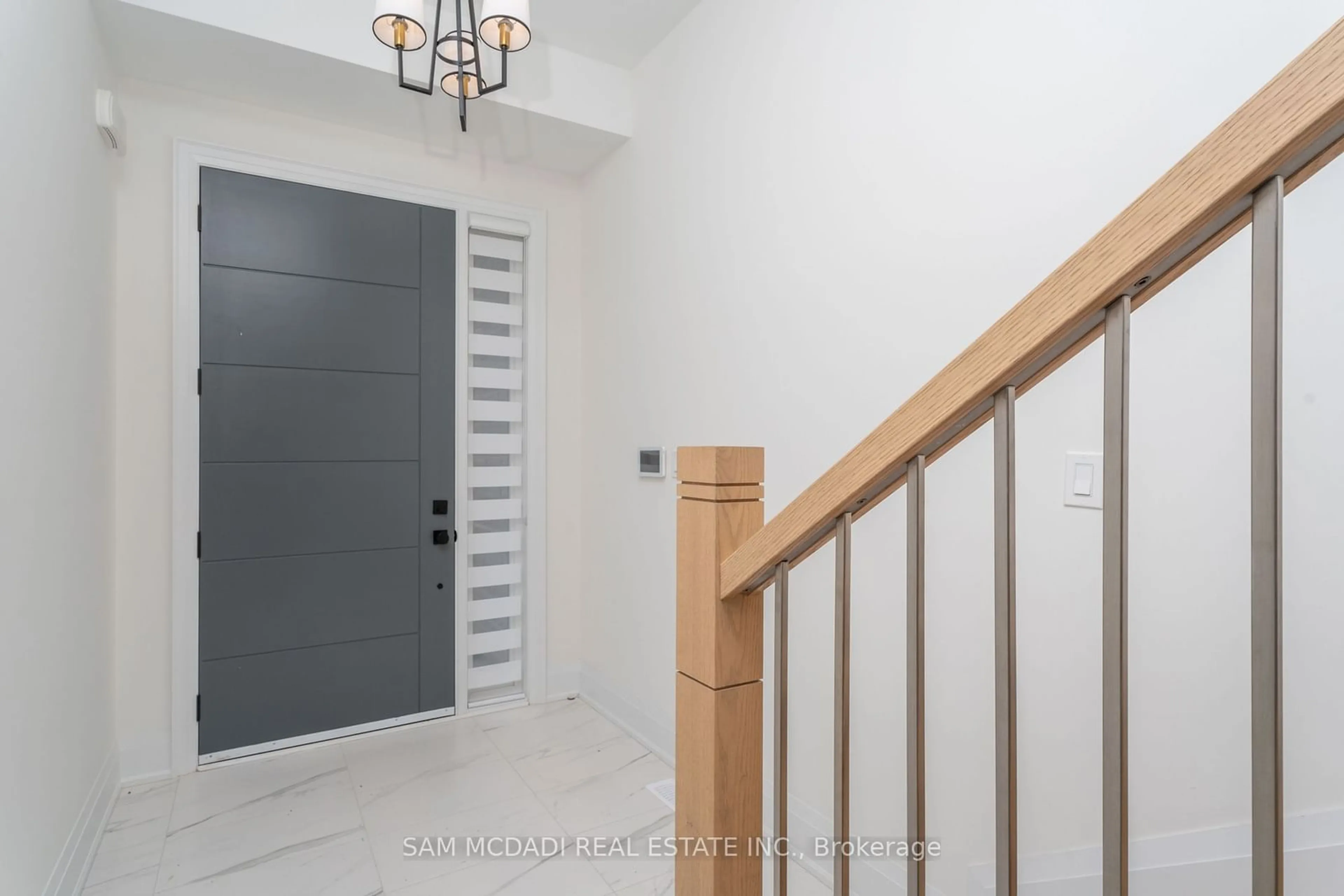 Indoor entryway, wood floors for 2B Iroquois Ave, Mississauga Ontario L5G 1M6