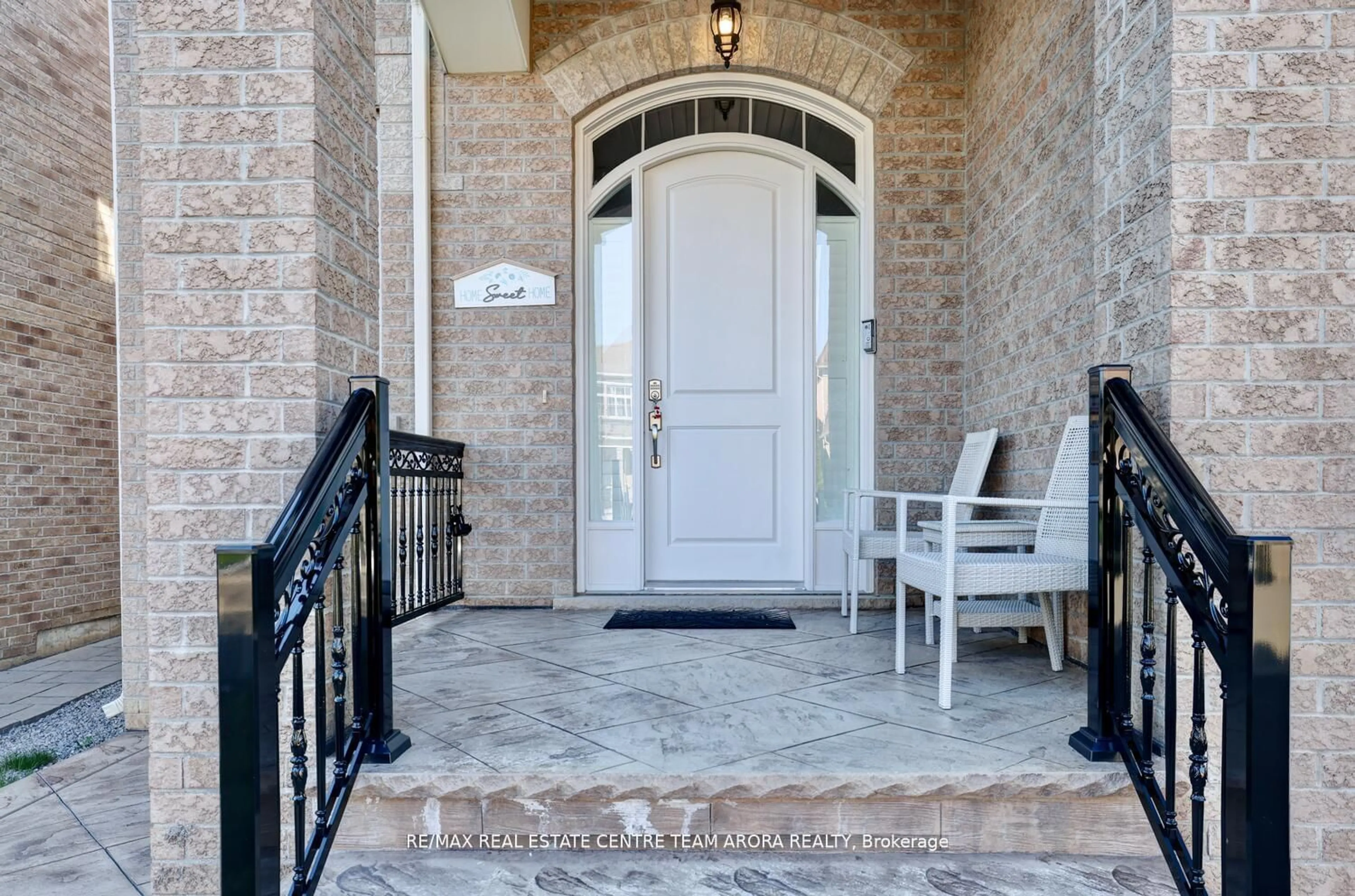 Indoor entryway, ceramic floors for 119 Coastline Dr, Brampton Ontario L6Y 0S2