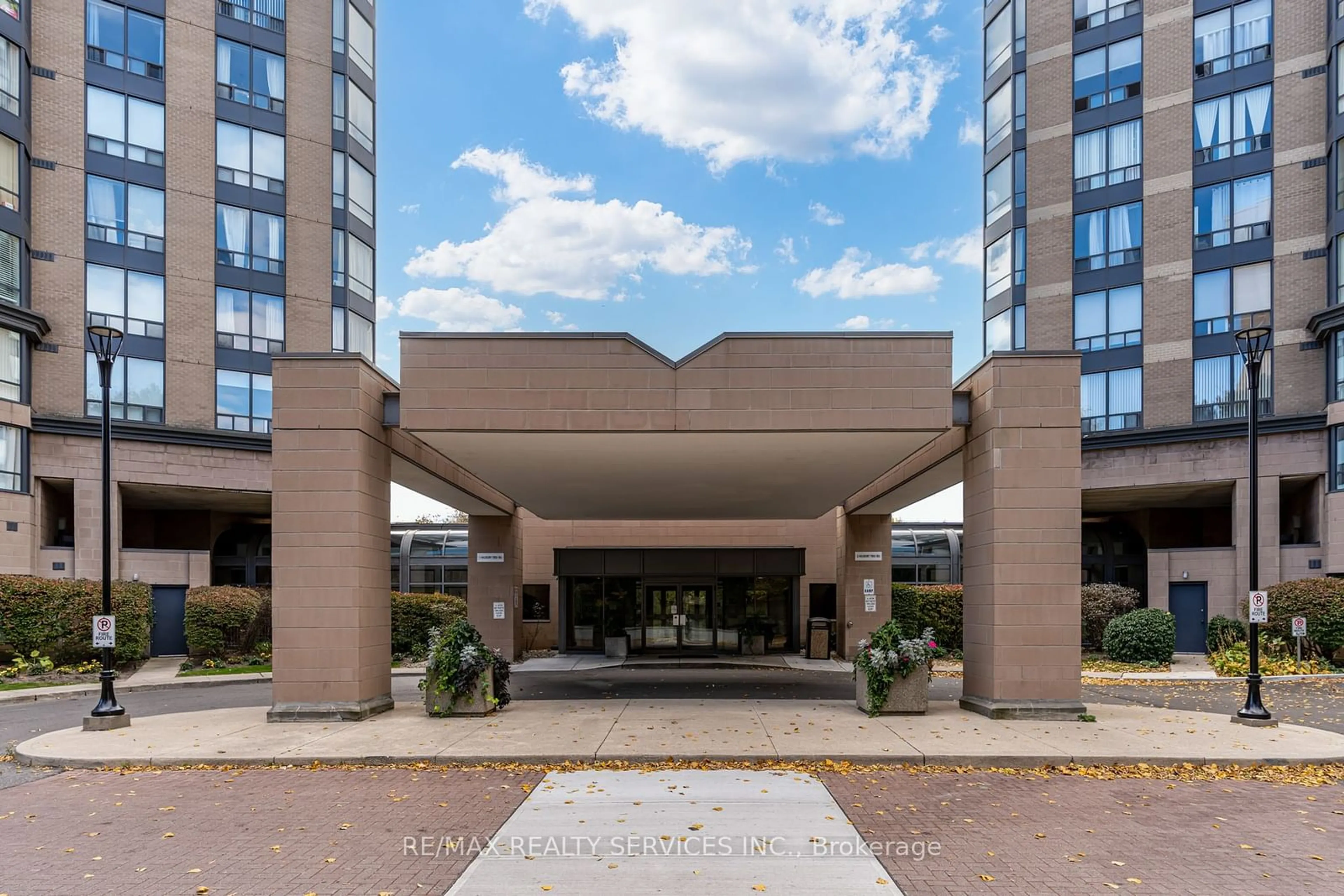 Indoor foyer for 3 Hickory Tree Rd #401, Toronto Ontario M9N 3W5