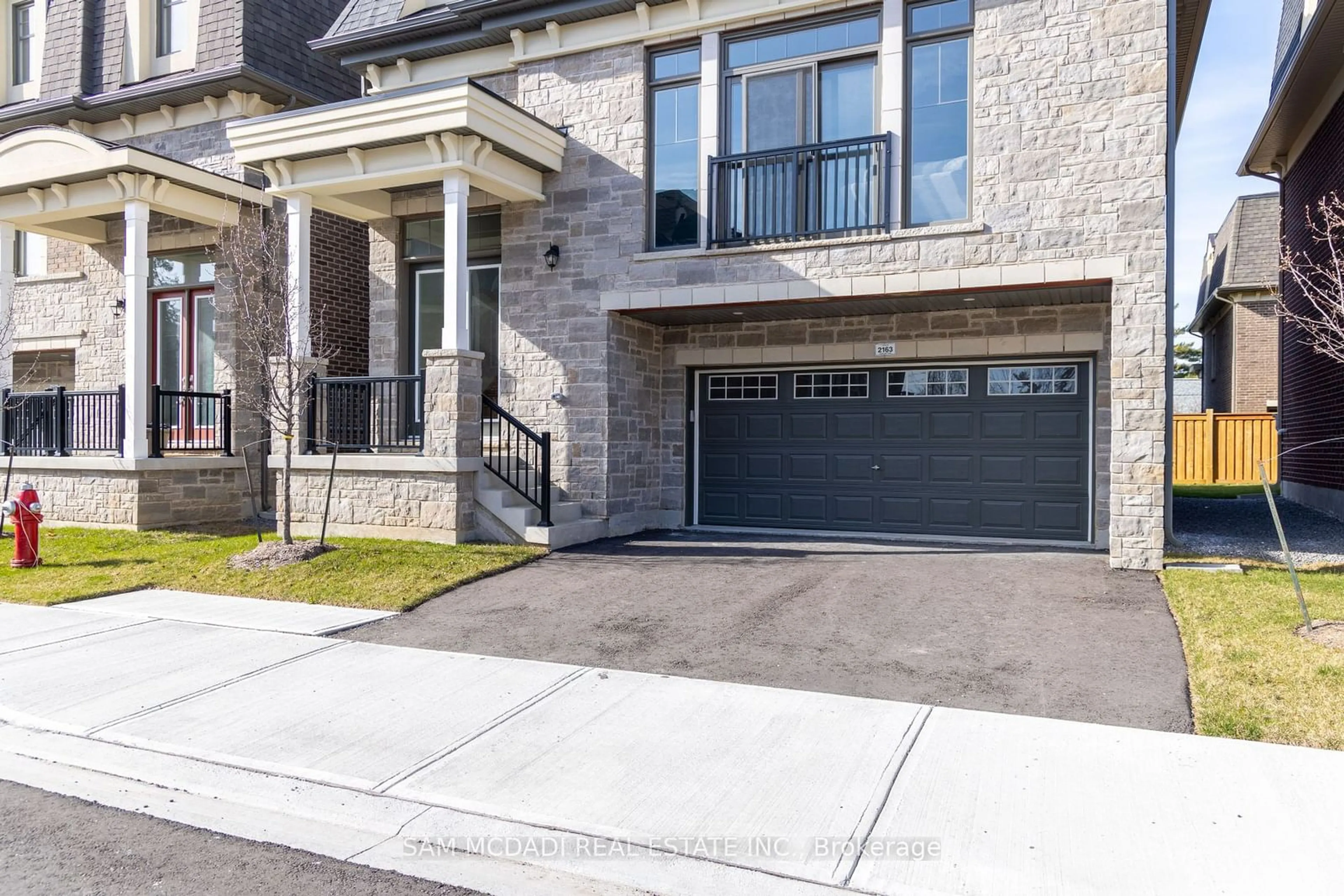 Home with brick exterior material for 2163 Royal Gala Circ, Mississauga Ontario L4Y 0H2