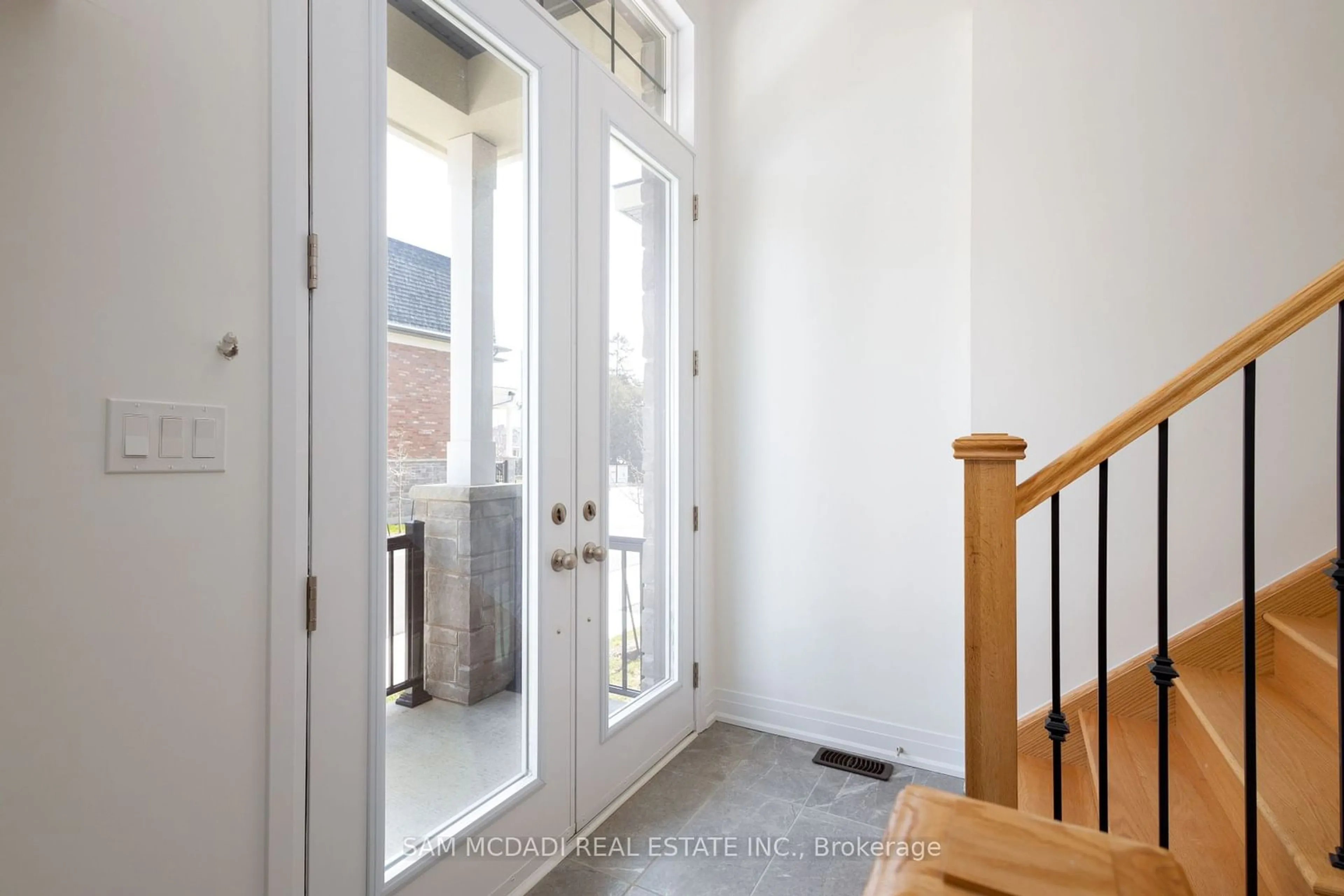 Indoor entryway, wood floors for 2163 Royal Gala Circ, Mississauga Ontario L4Y 0H2