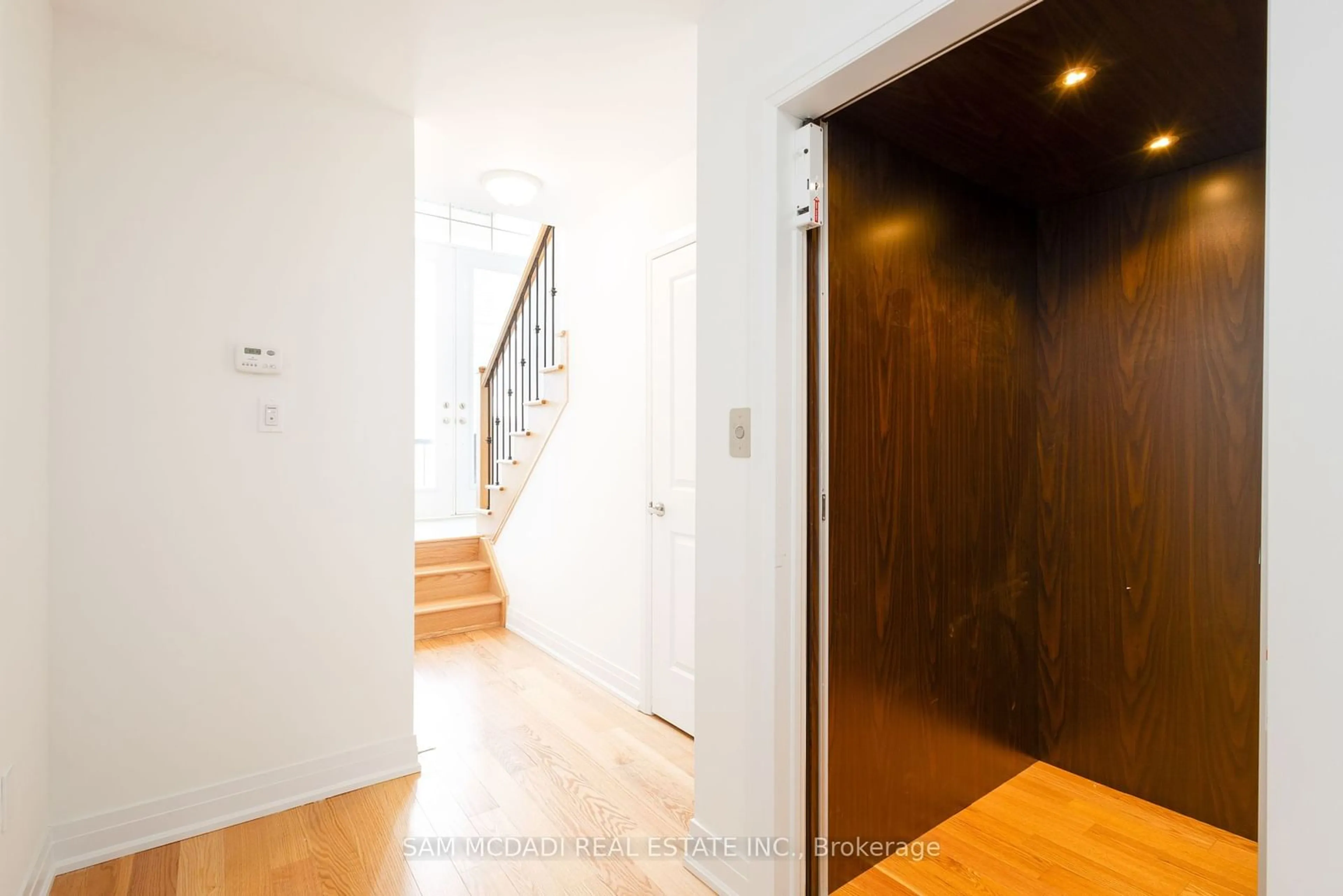 Indoor foyer, wood floors for 2163 Royal Gala Circ, Mississauga Ontario L4Y 0H2