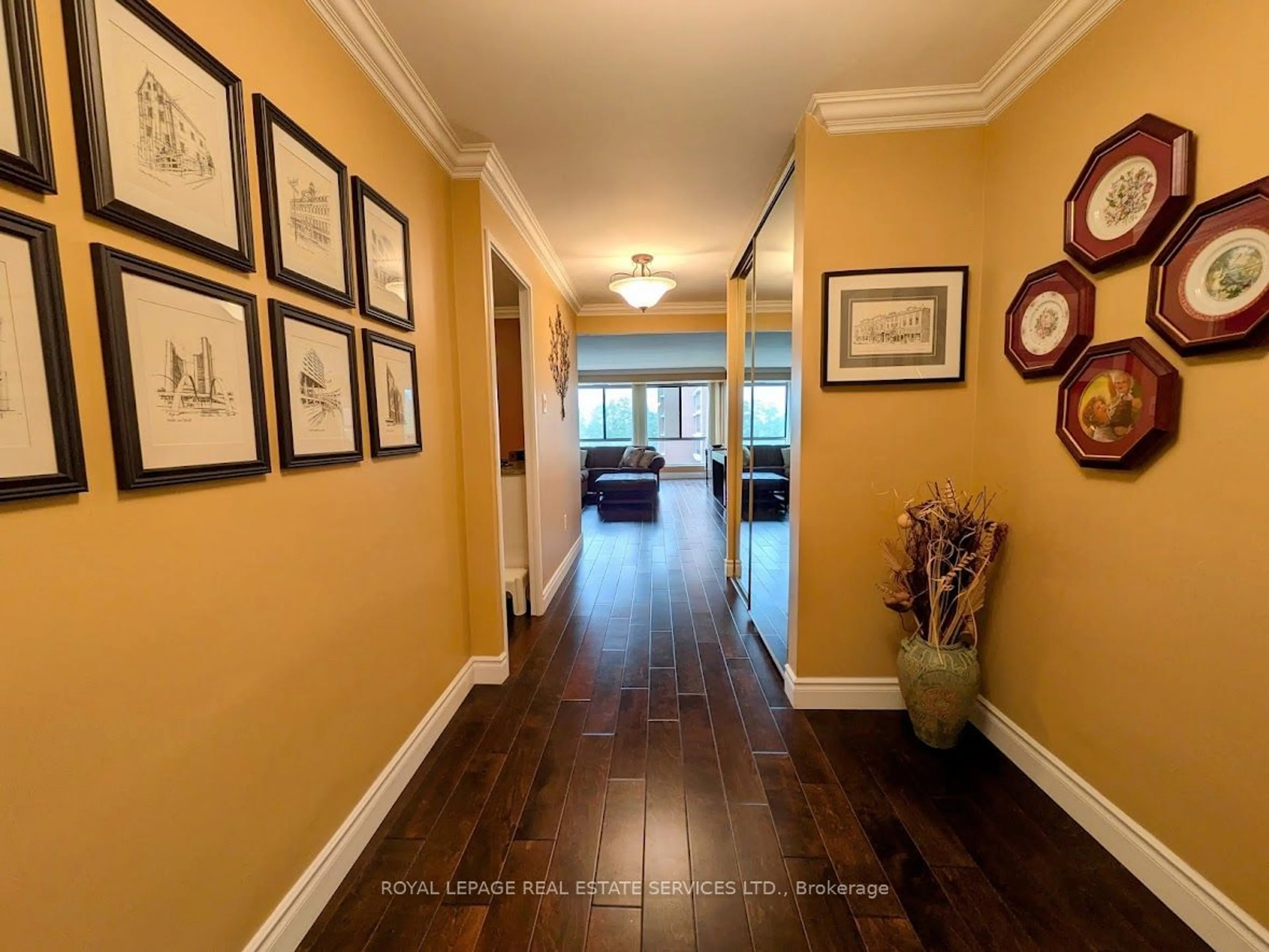 Indoor entryway, wood floors for 1400 Dixie Rd #608, Mississauga Ontario L5E 3E1