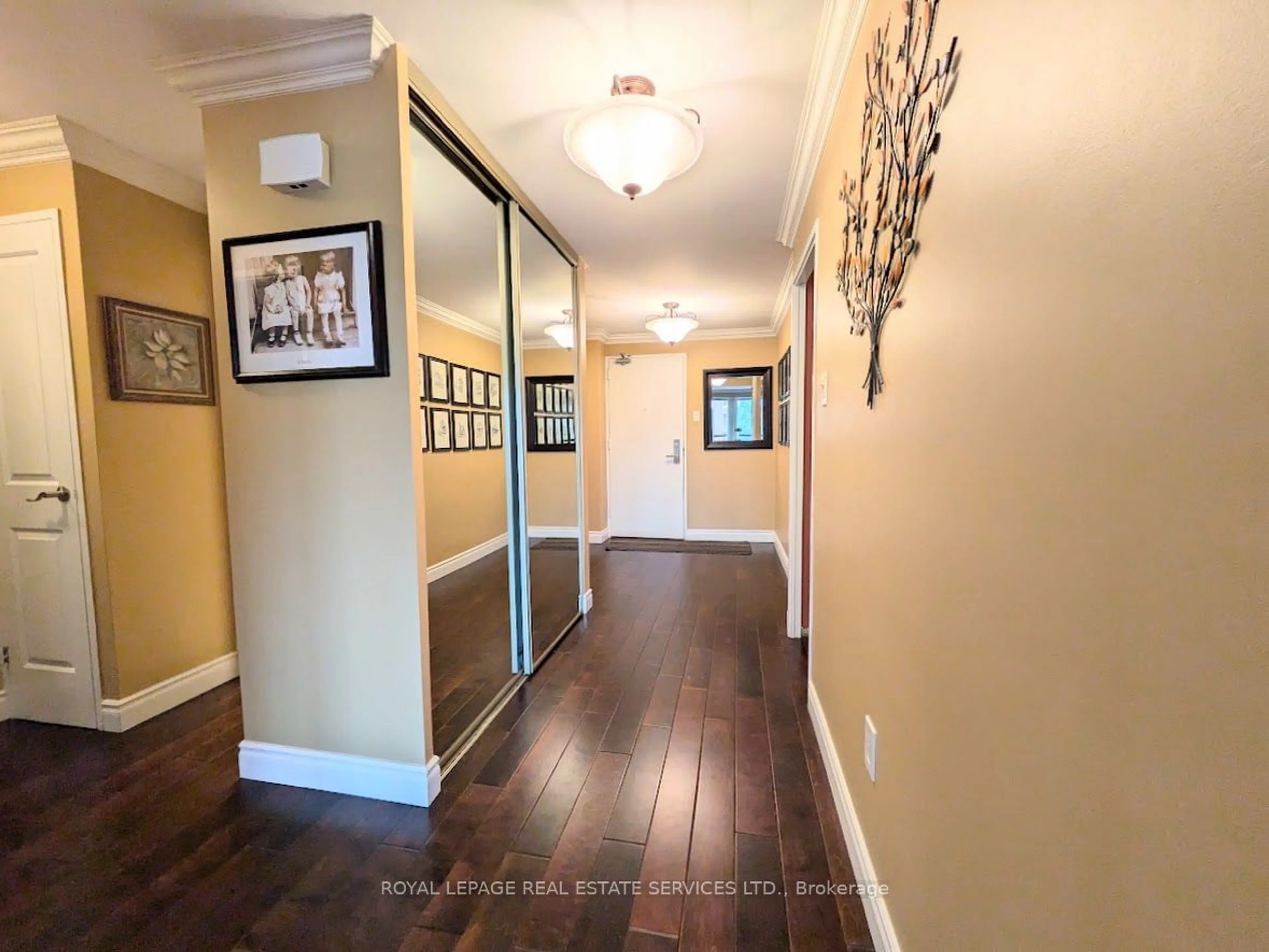 Indoor entryway, wood floors for 1400 Dixie Rd #608, Mississauga Ontario L5E 3E1