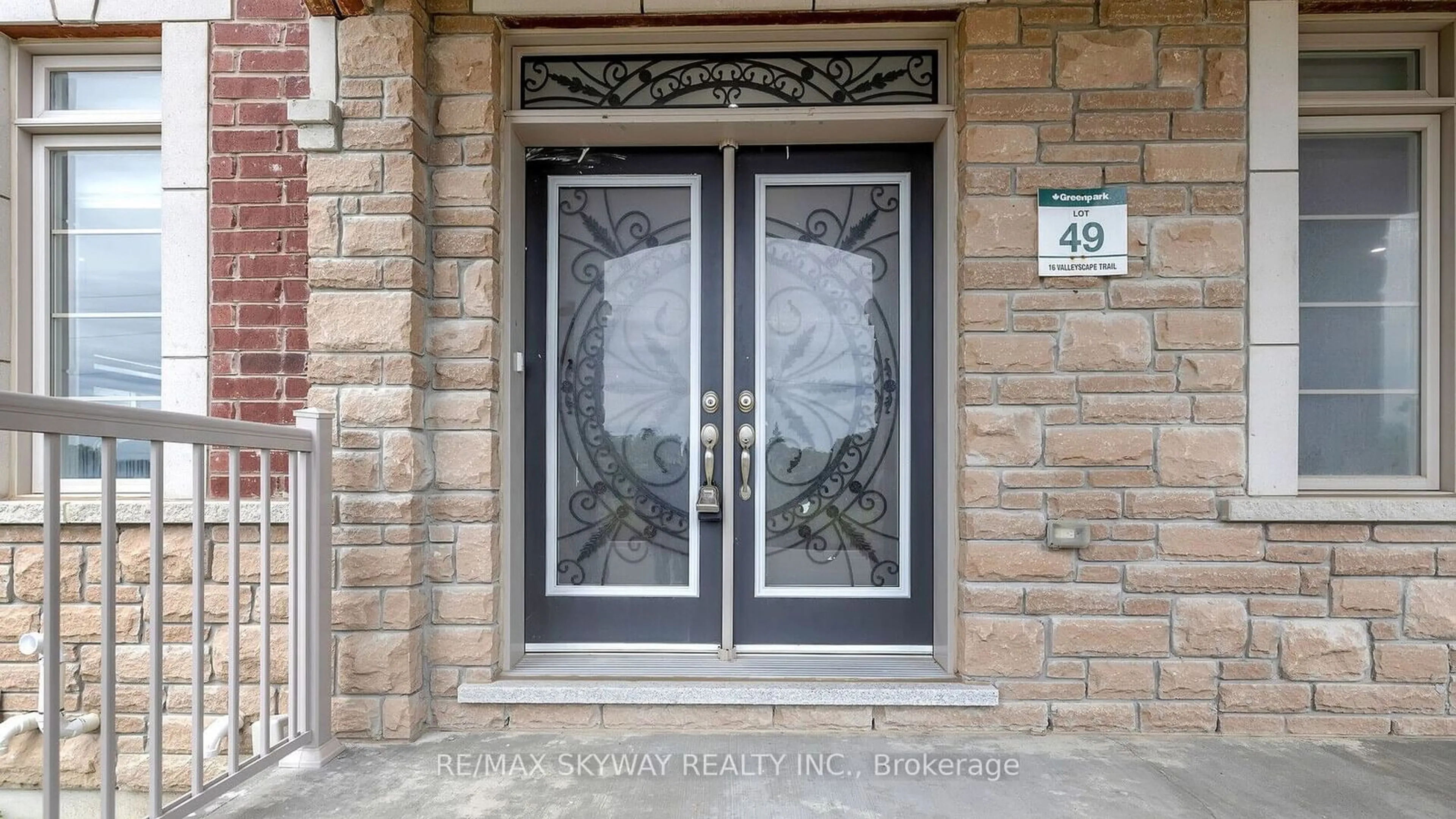 Indoor entryway, wood floors for 16 Valleyscape Tr, Caledon Ontario L7C 2C7