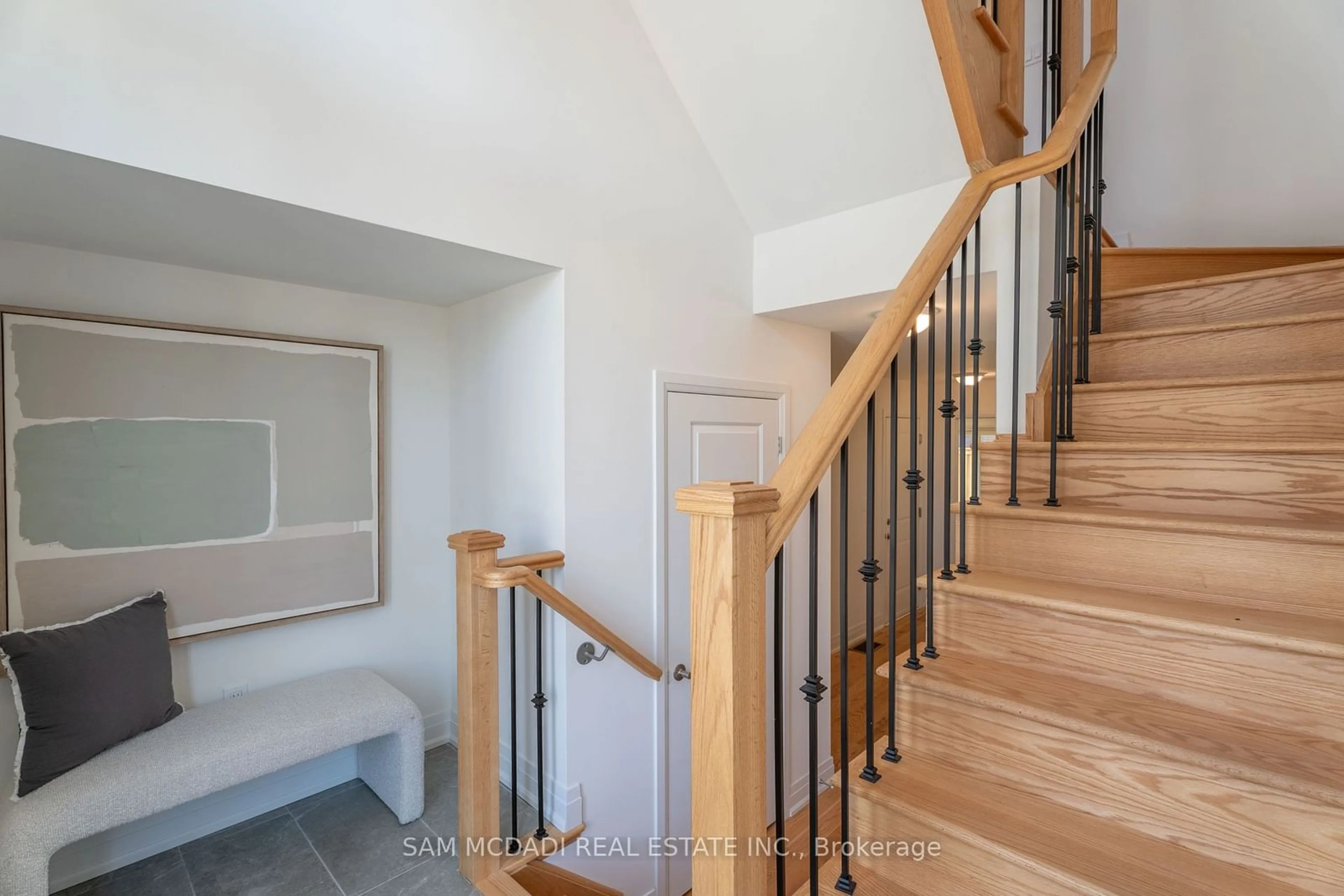 Stairs for 2159 Royal Gala Circ, Mississauga Ontario L4Y 0H2