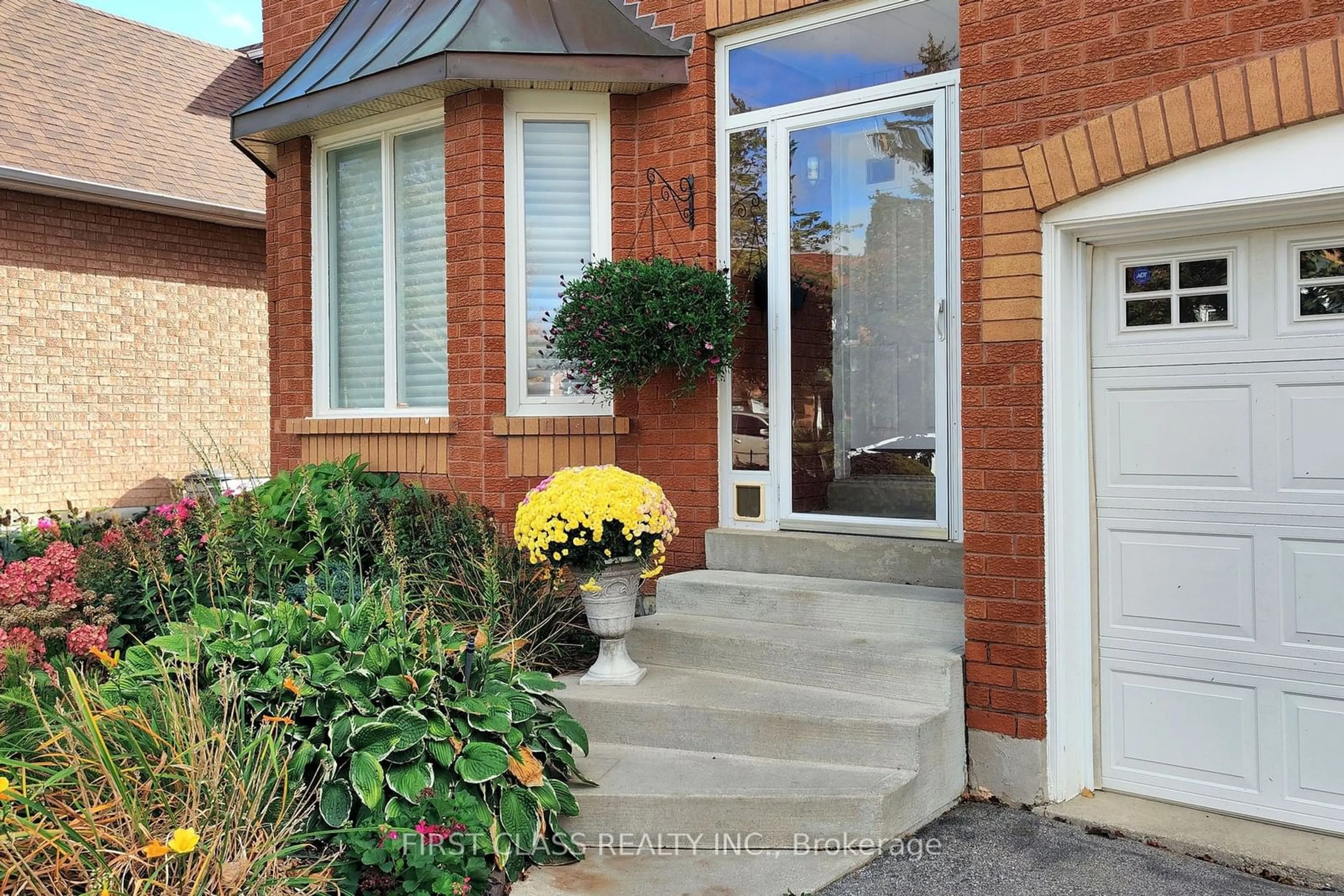 A pic from exterior of the house or condo, the street view for 7 Kenpark Ave, Brampton Ontario L6Z 3P4