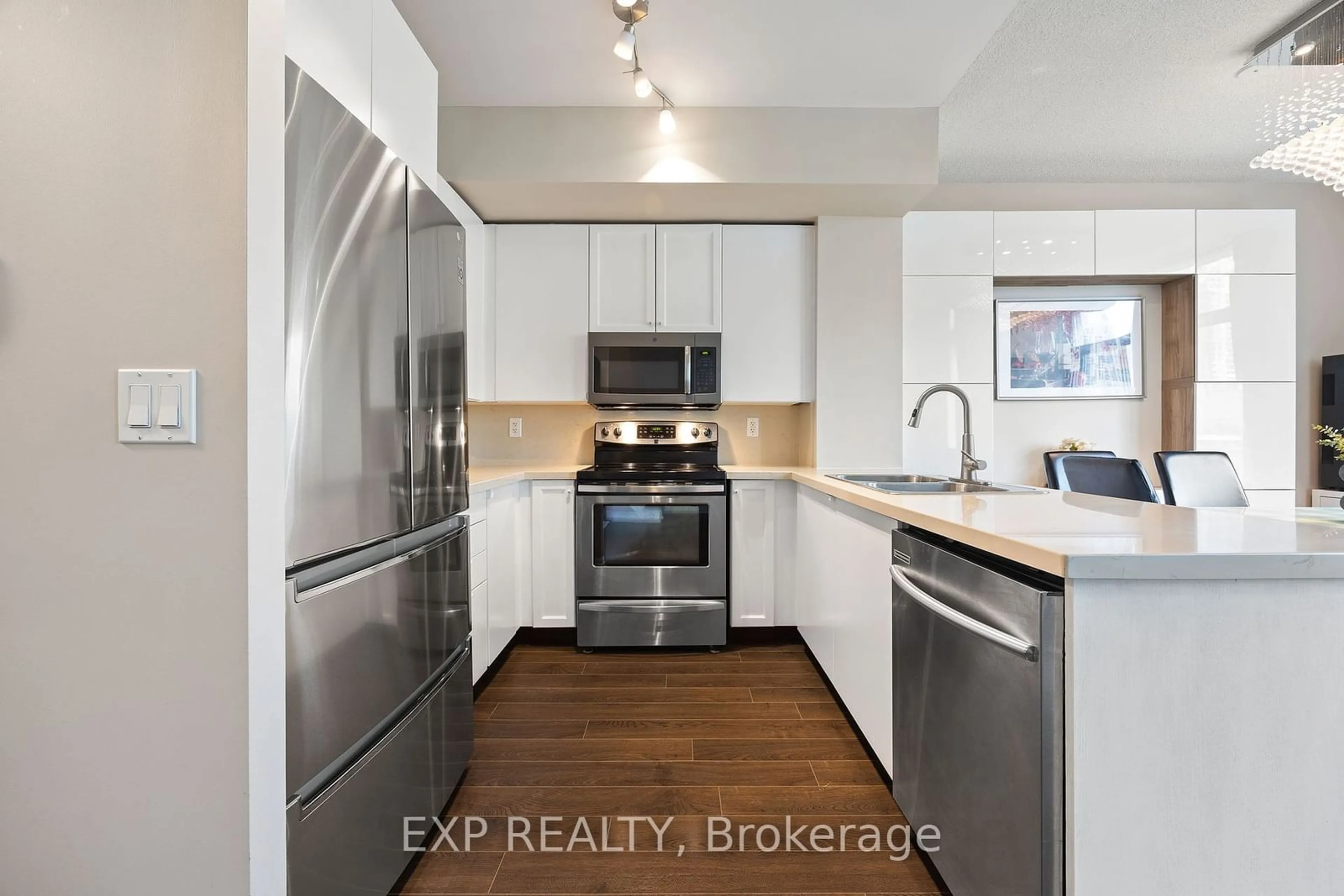 Standard kitchen, wood floors for 3939 Duke Of York Blvd #514, Mississauga Ontario L5B 4N2