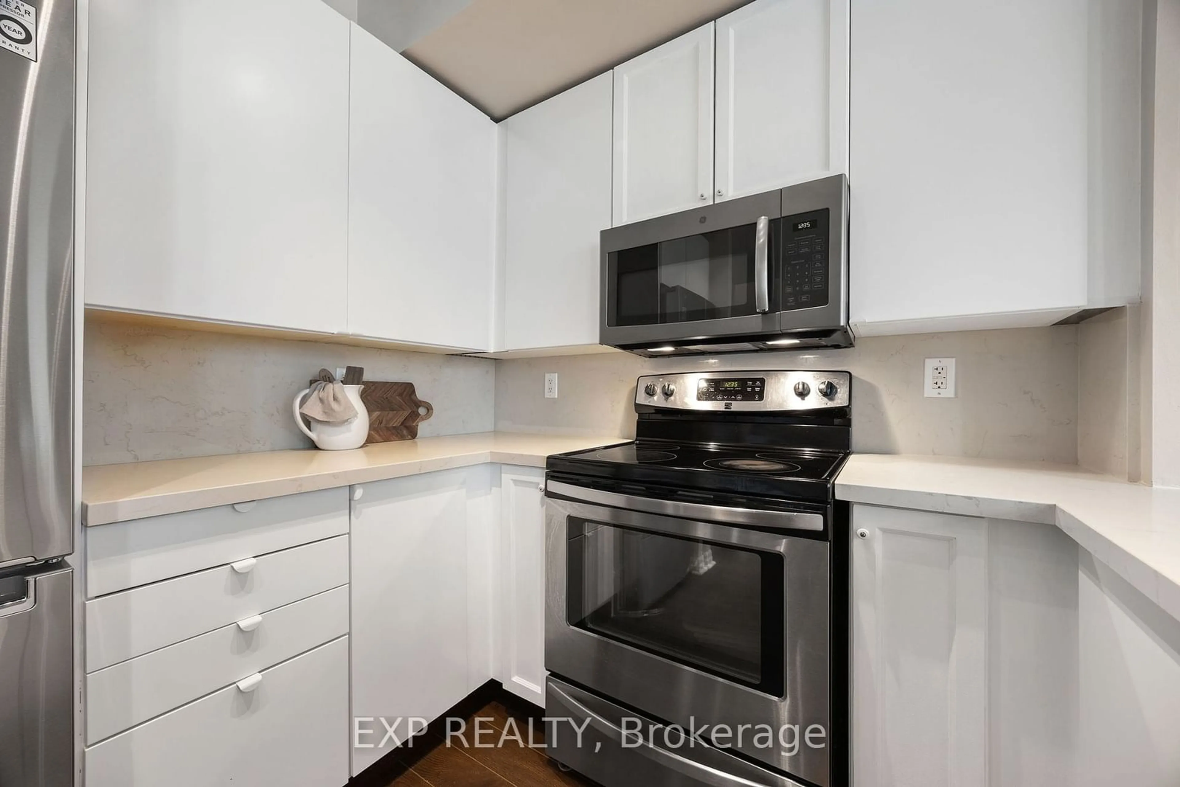 Standard kitchen, cottage for 3939 Duke Of York Blvd #514, Mississauga Ontario L5B 4N2