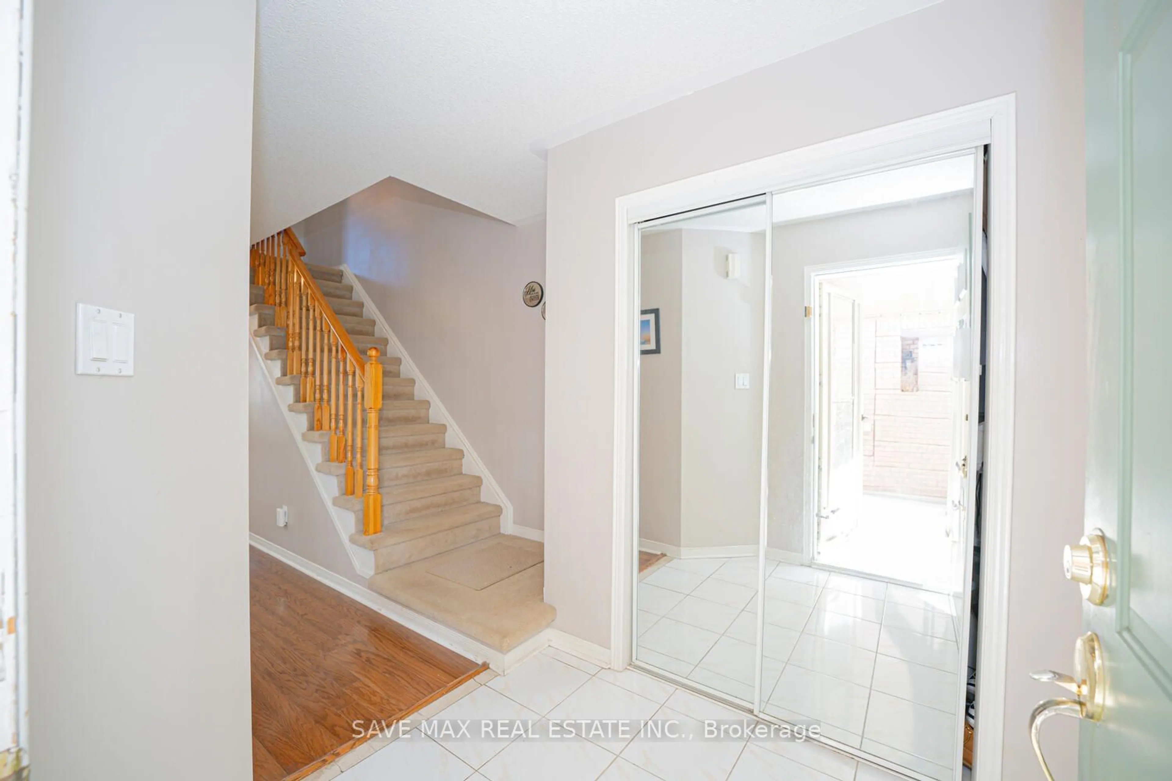 Indoor foyer, not visible floor for 3191 Oakview Rd, Mississauga Ontario L5N 7N9