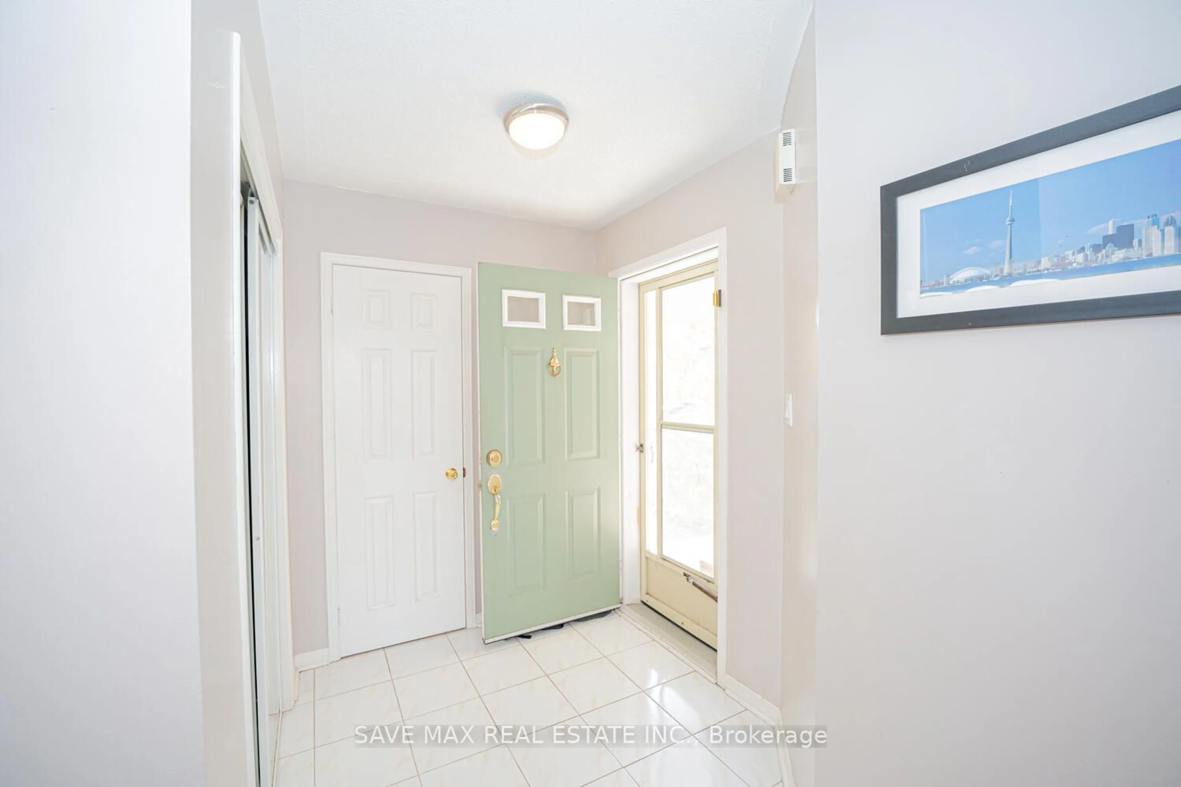 Indoor entryway, not visible floor for 3191 Oakview Rd, Mississauga Ontario L5N 7N9