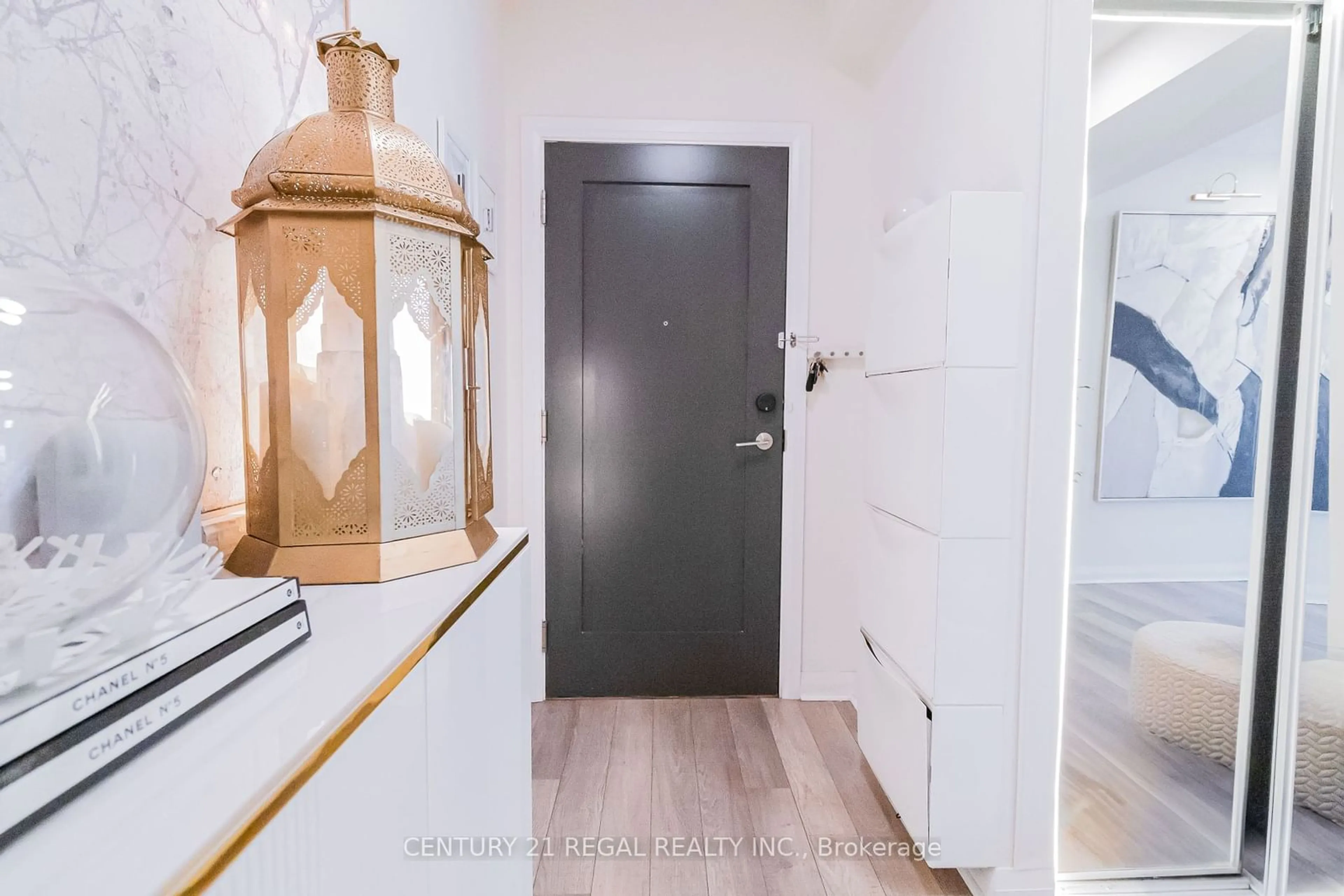 Indoor entryway, wood floors for 5025 Four Springs Ave #2307, Mississauga Ontario L5R 0G5