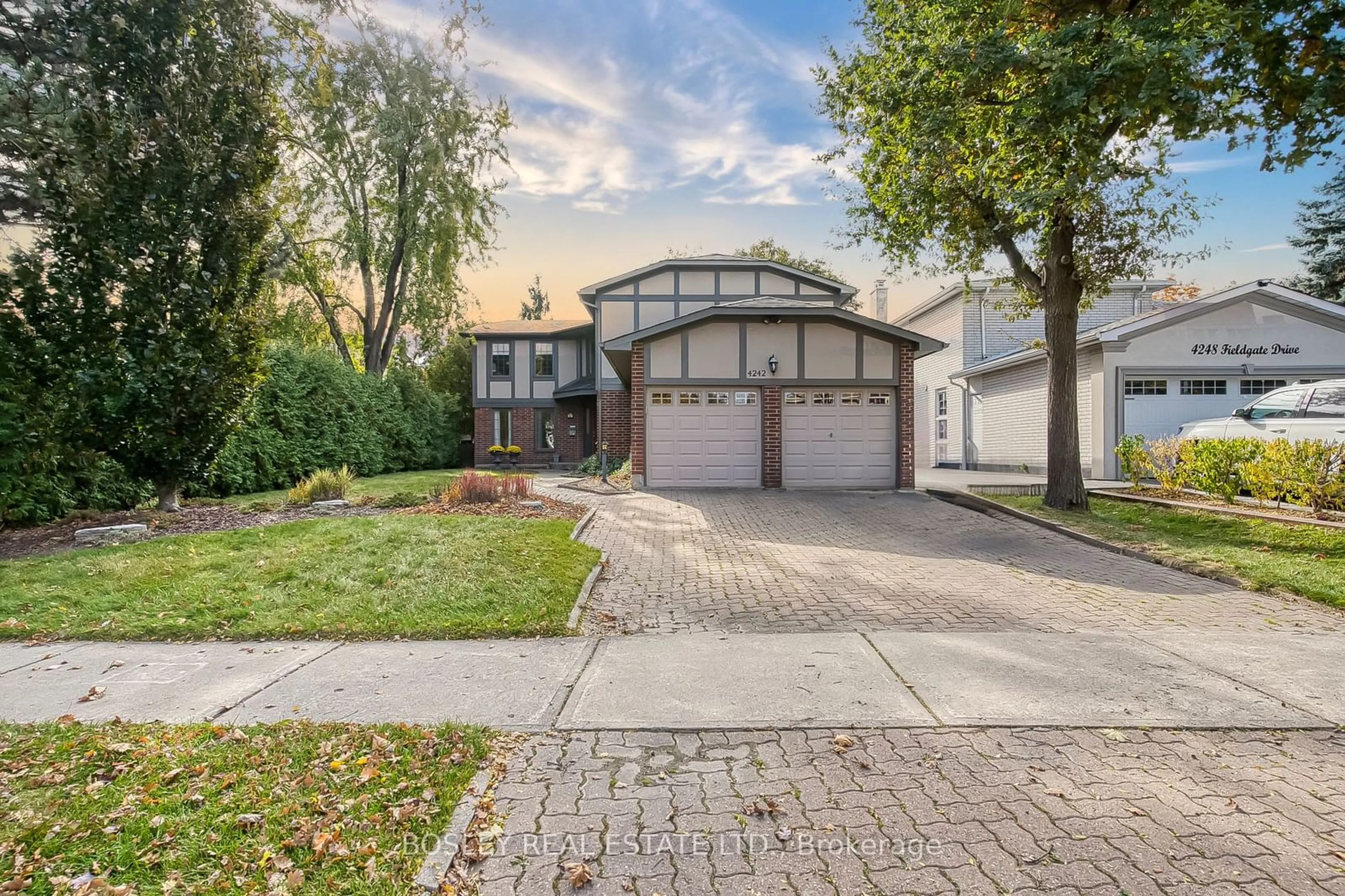 A pic from exterior of the house or condo, the street view for 4242 Fieldgate Dr, Mississauga Ontario L4W 2E2