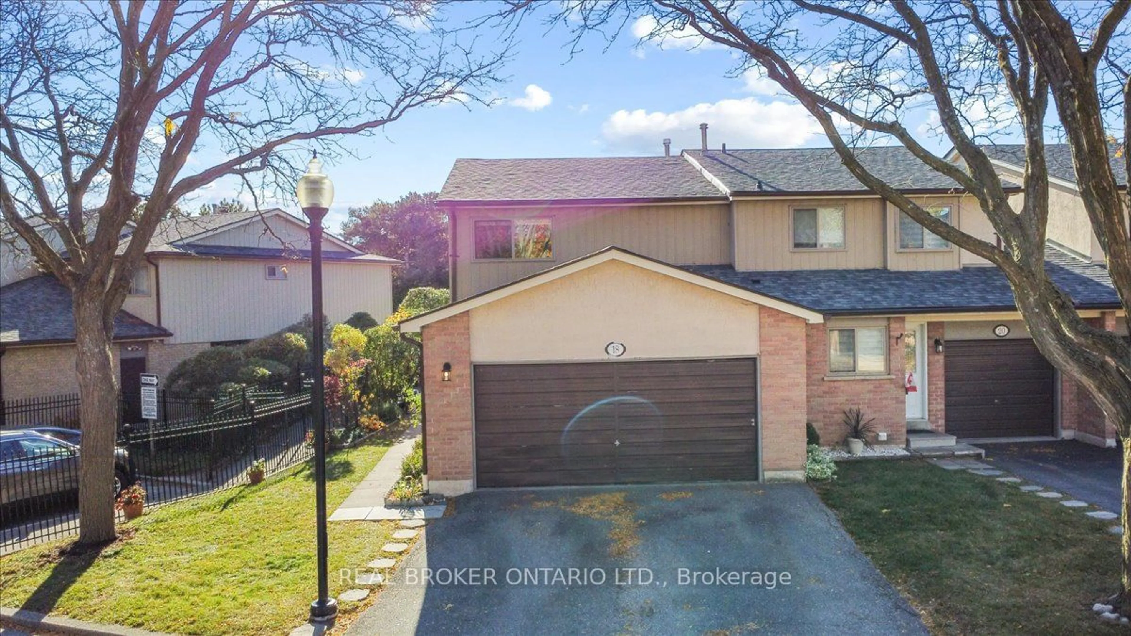 Frontside or backside of a home, the street view for 2655 Gananoque Dr #18, Mississauga Ontario L5N 3A6