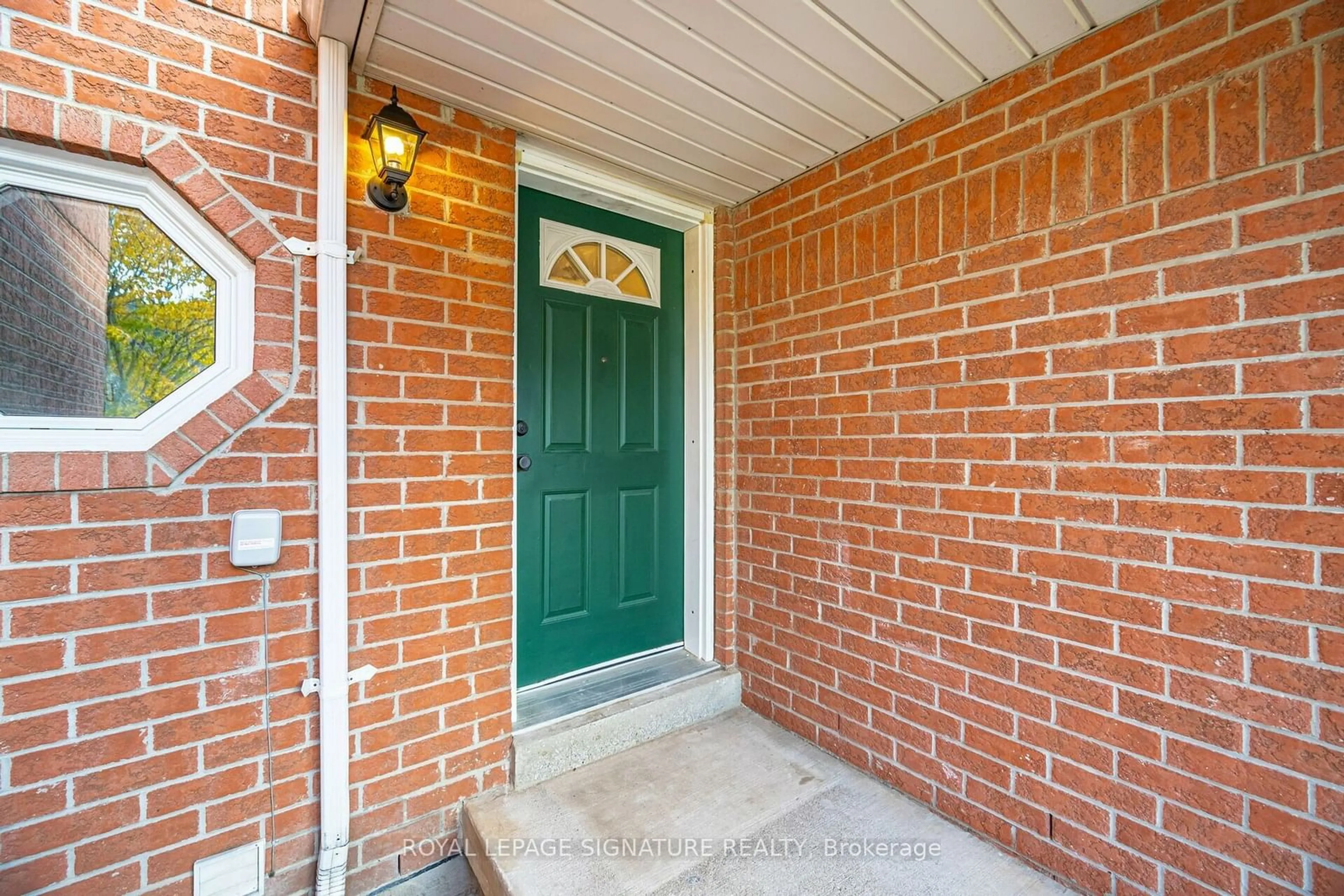 Indoor entryway, wood floors for 5659 Glen Erin Dr #58, Mississauga Ontario L5M 5P2