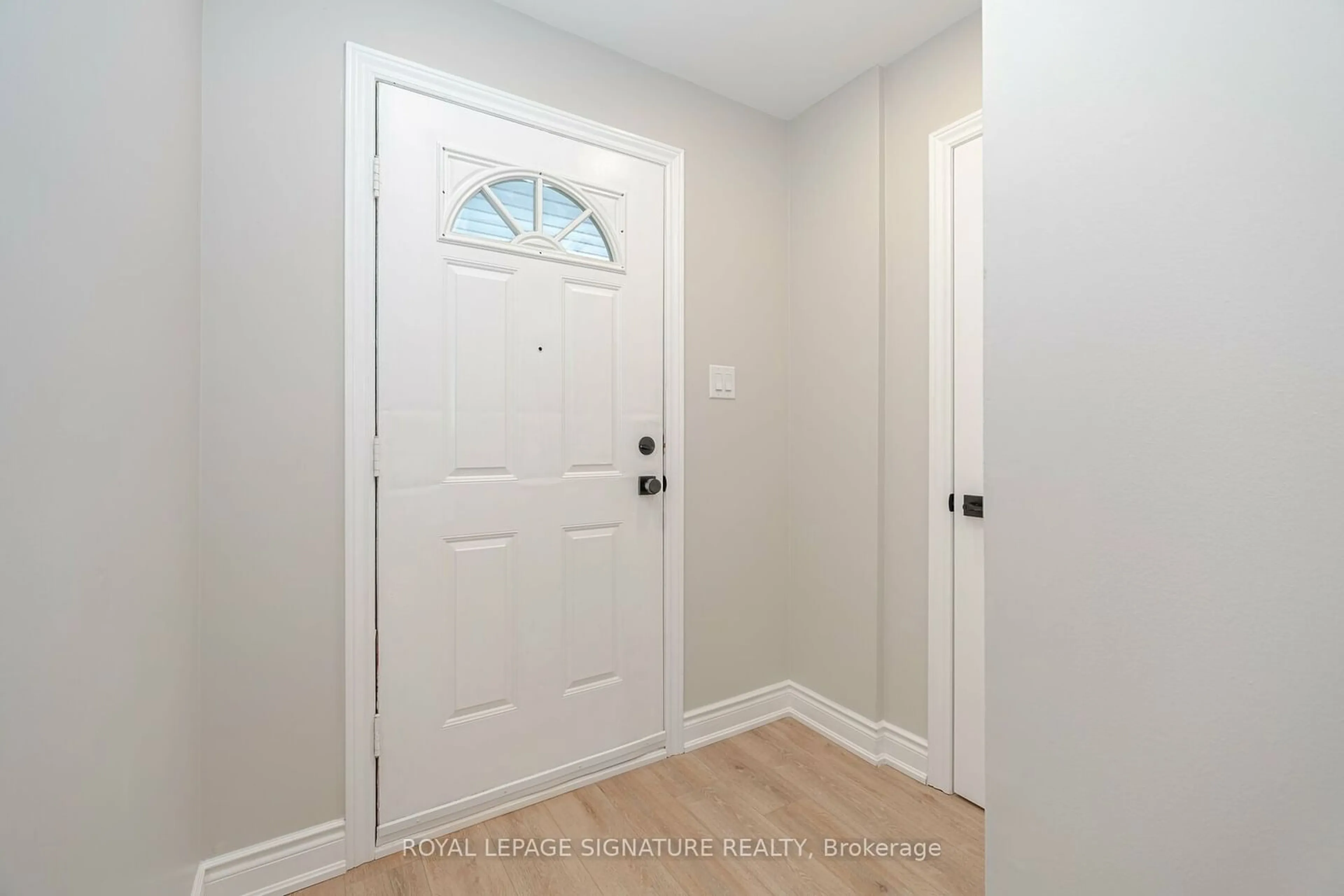 Indoor entryway, wood floors for 5659 Glen Erin Dr #58, Mississauga Ontario L5M 5P2