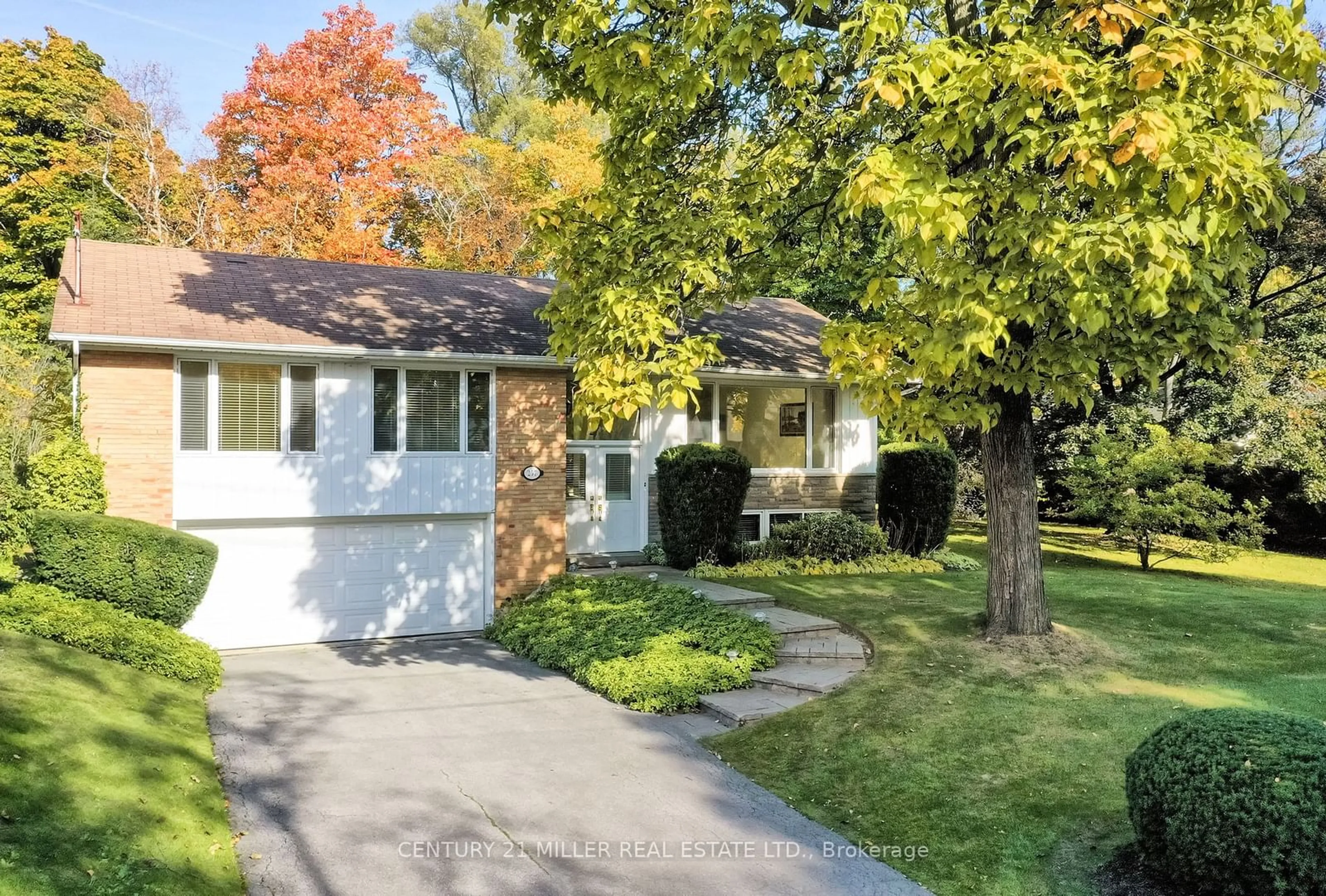 Frontside or backside of a home, the street view for 257 Wedgewood Dr, Oakville Ontario L6J 4R6