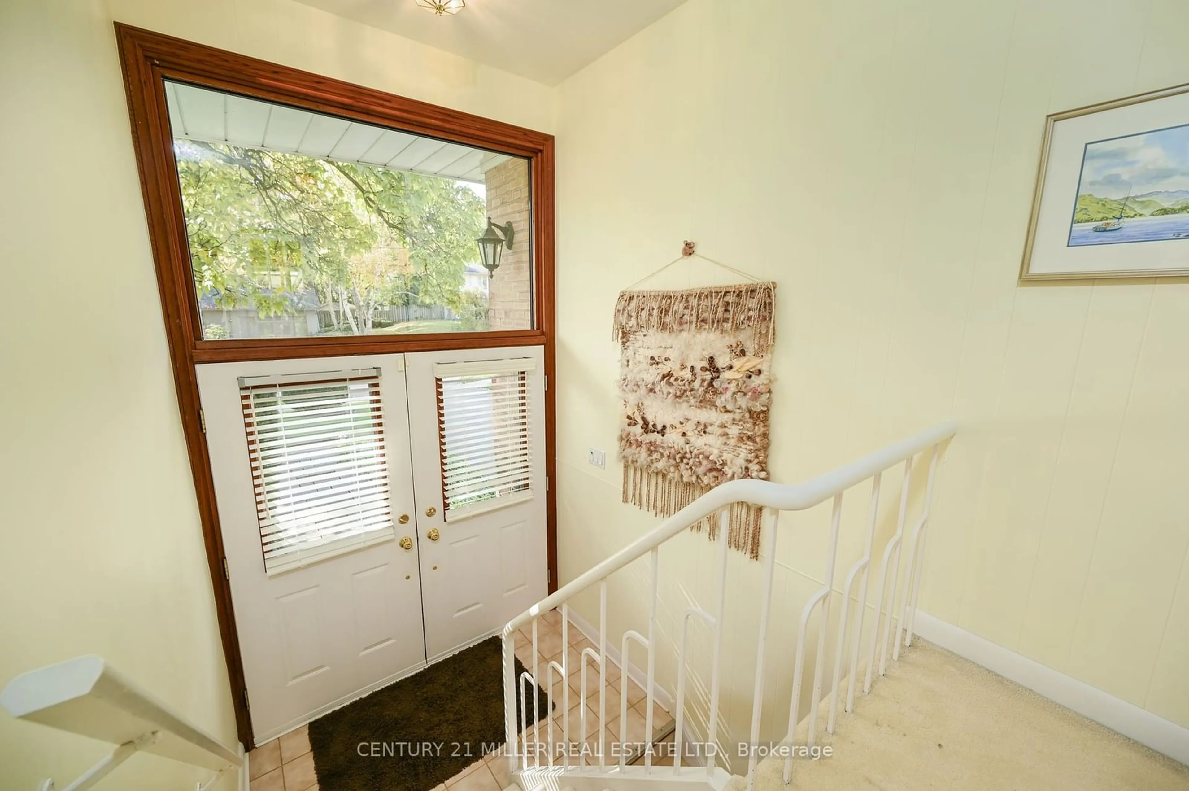 Indoor foyer, wood floors for 257 Wedgewood Dr, Oakville Ontario L6J 4R6