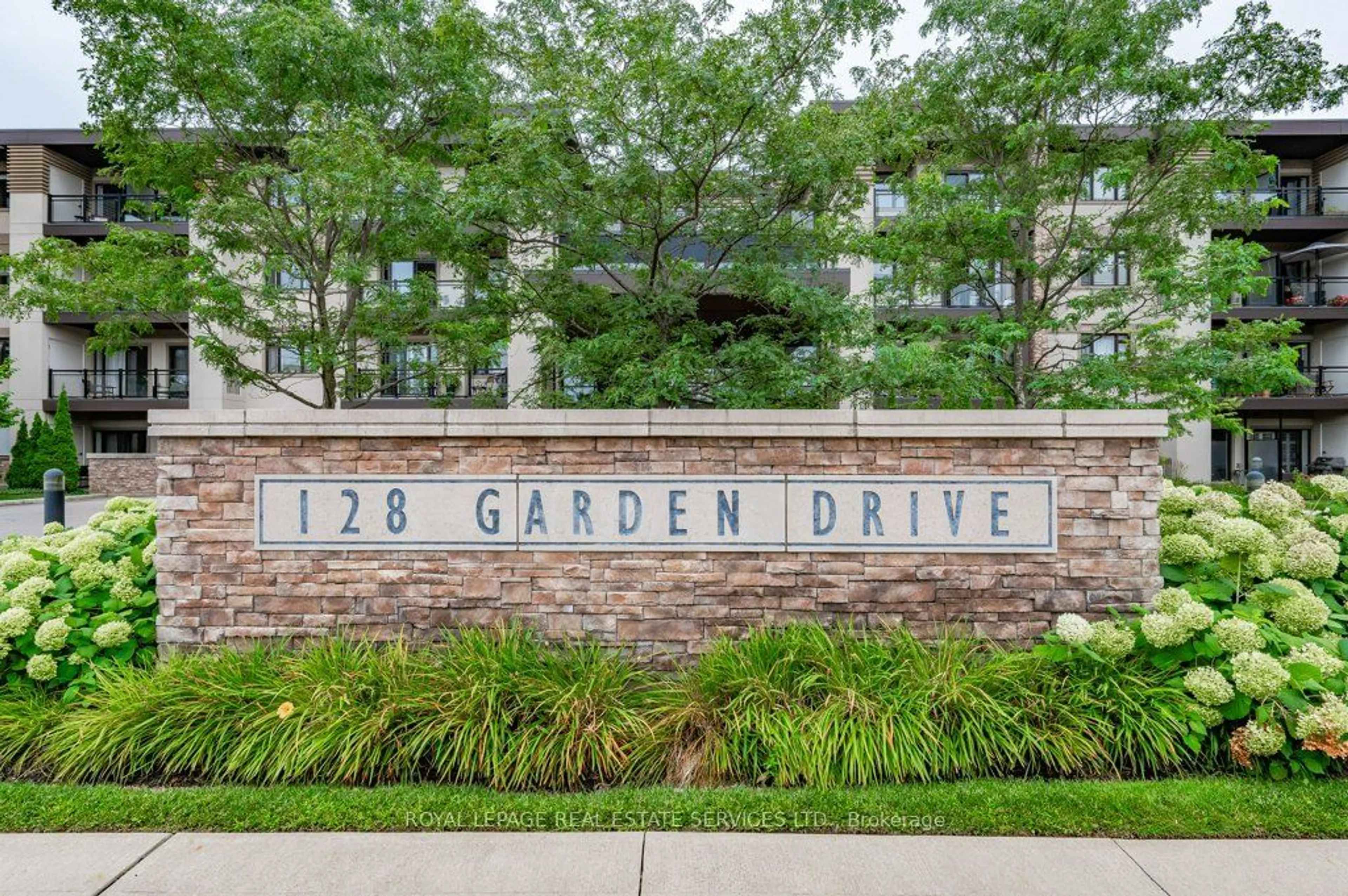 Indoor foyer for 128 Garden Dr #417, Oakville Ontario L6K 0H7