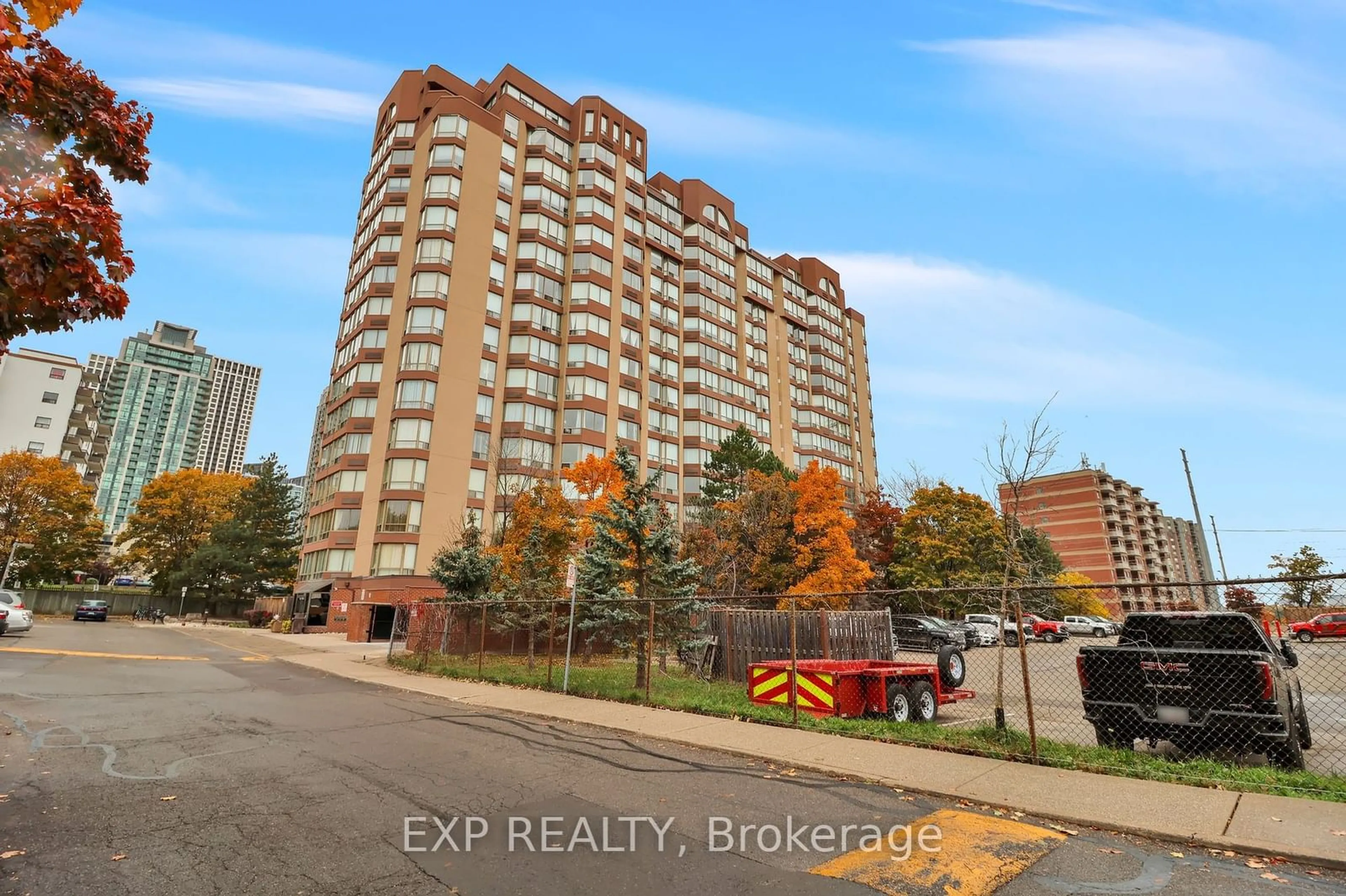 A pic from exterior of the house or condo, the front or back of building for 25 Fairview St #LPH8, Mississauga Ontario L5B 3Y8