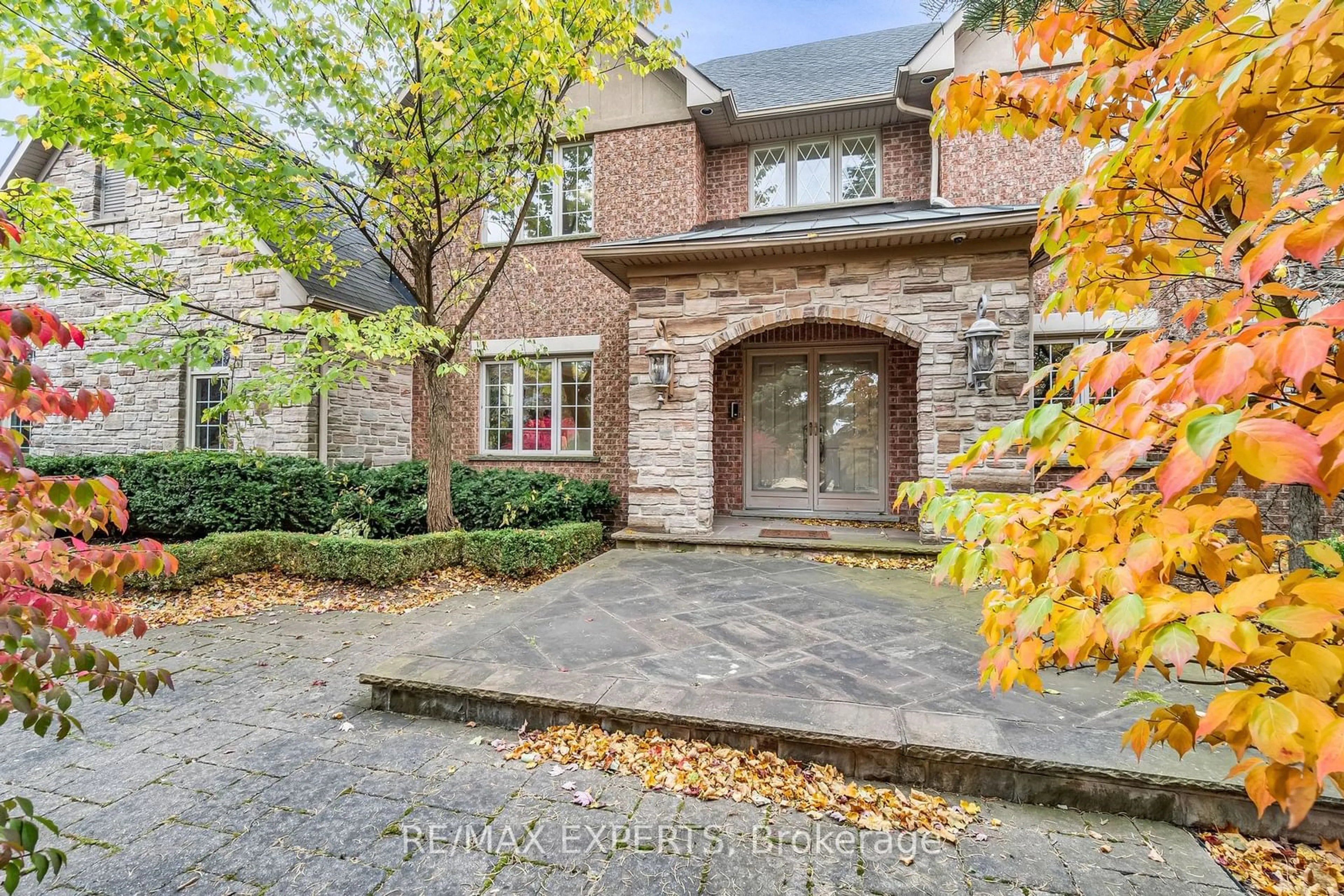 Home with brick exterior material for 2260 1 Side Rd, Burlington Ontario L7P 0S7