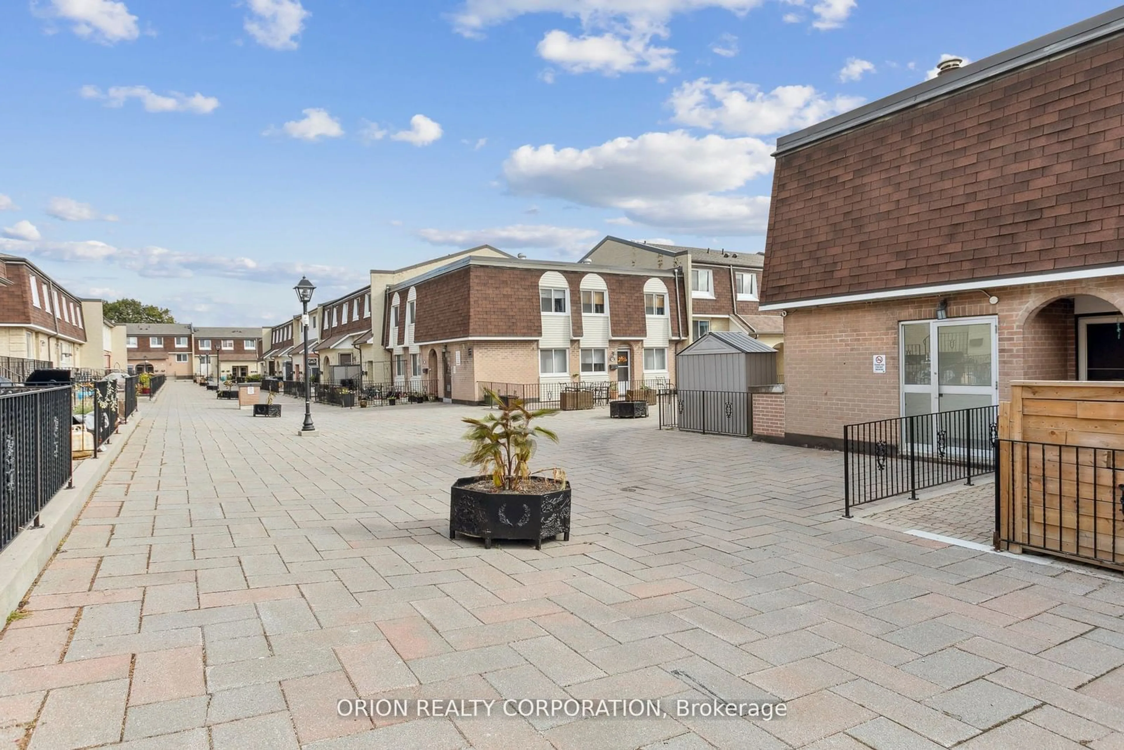 Patio, the street view for 2170 Bromsgrove Rd #43, Mississauga Ontario L5J 4J2