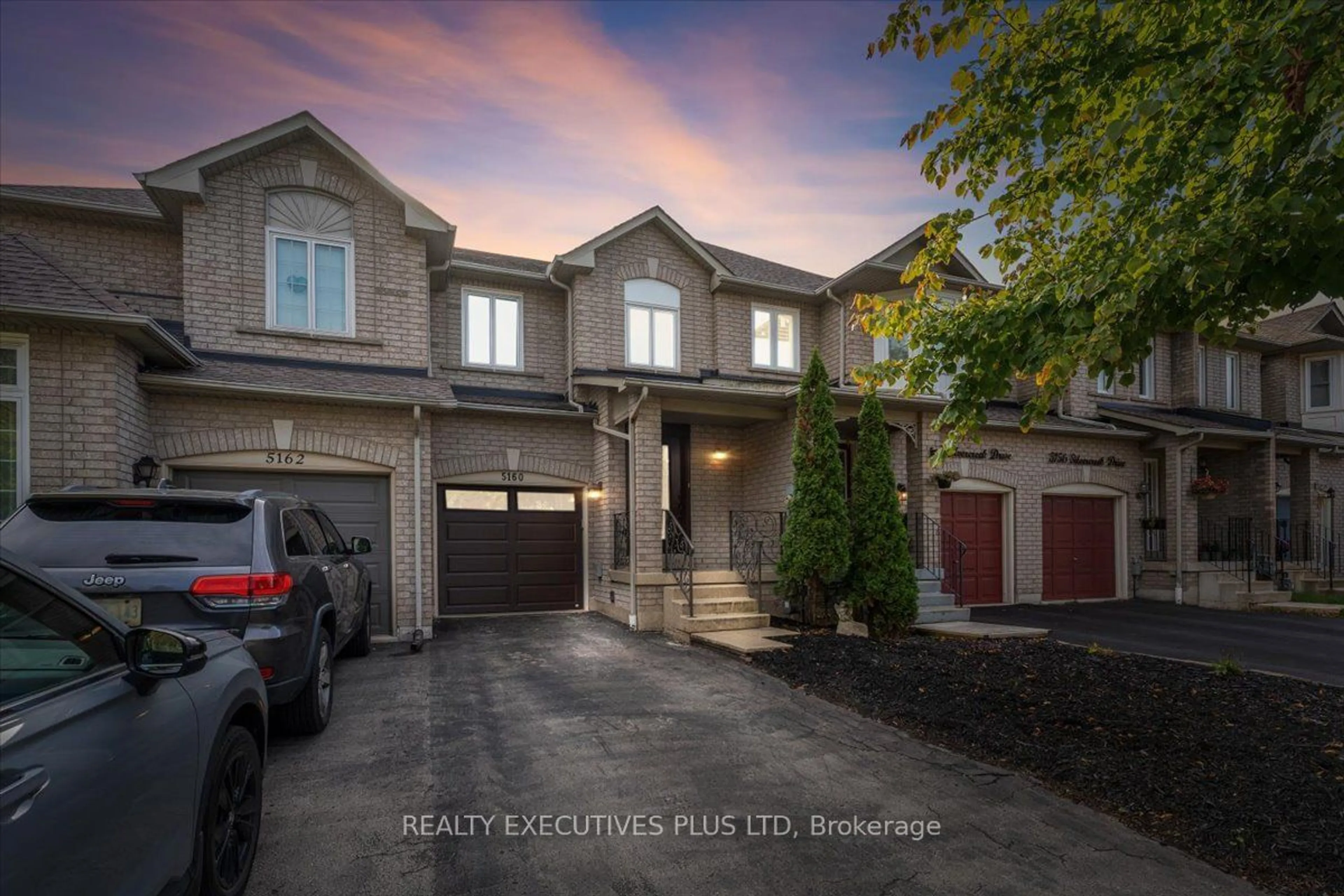 A pic from exterior of the house or condo, the street view for 5160 Silvercreek Dr, Burlington Ontario L7L 6K6