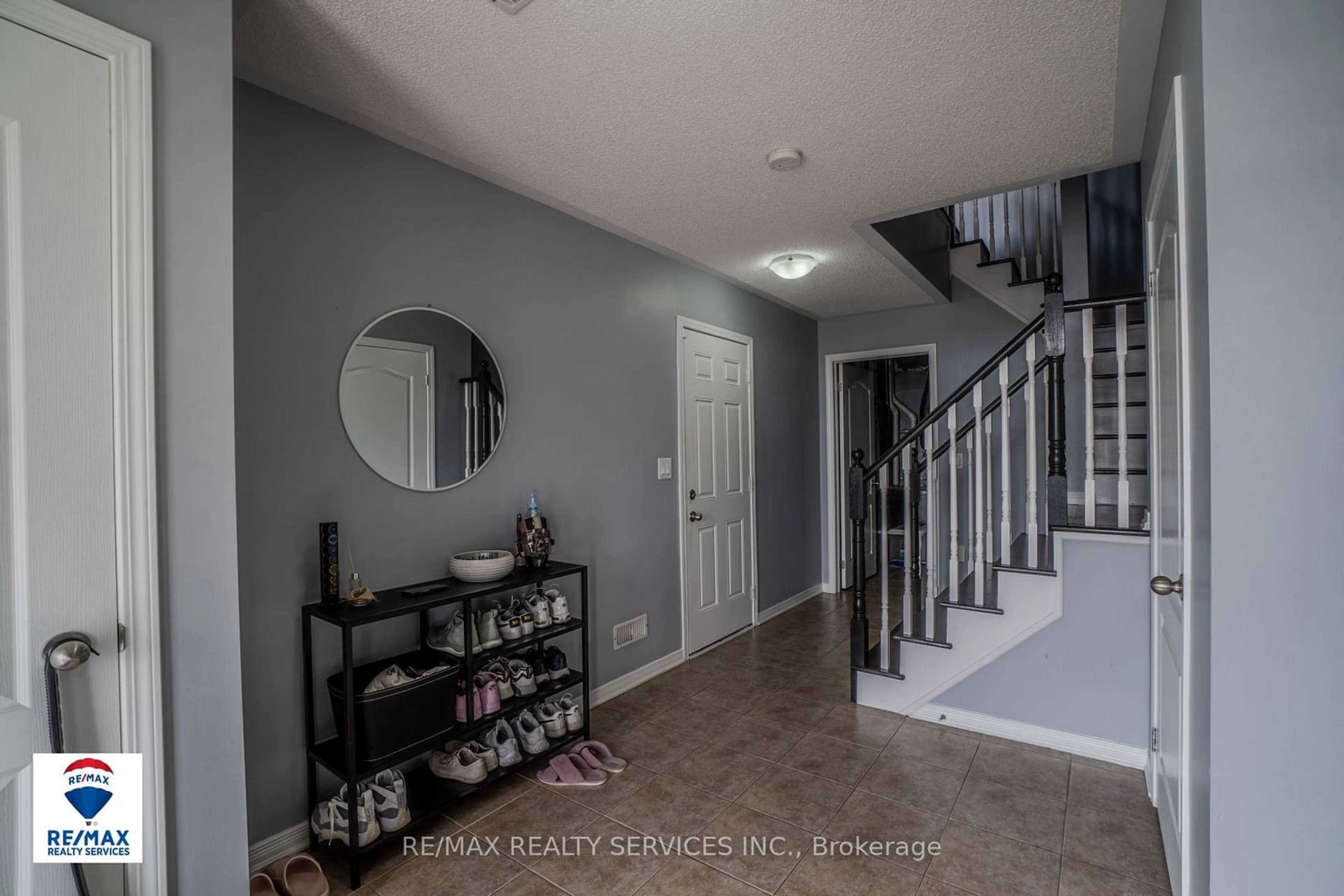 Indoor entryway, cement floor for 26 Larson Peak Rd, Caledon Ontario L7C 3P5