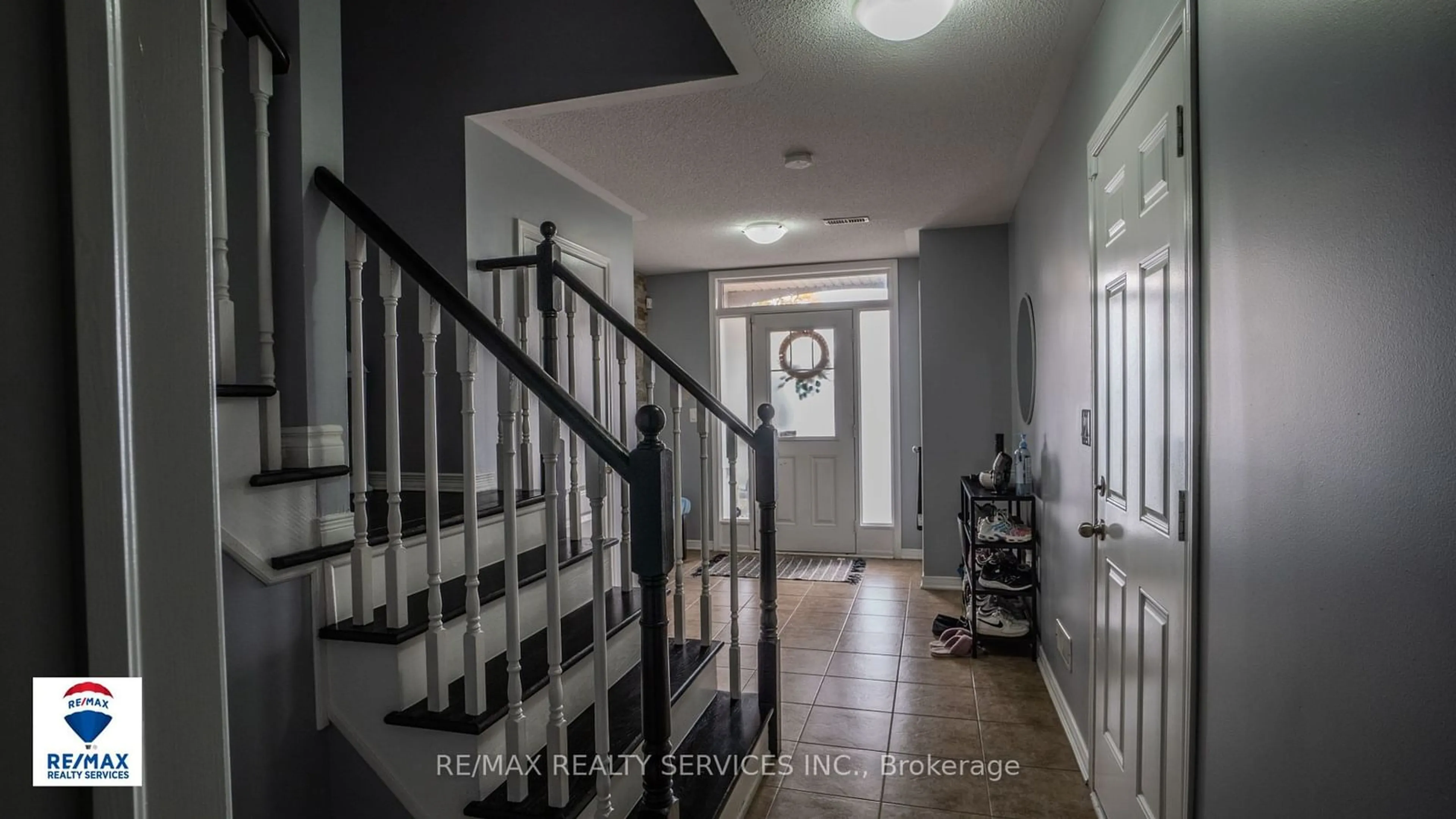 Indoor foyer, cement floor for 26 Larson Peak Rd, Caledon Ontario L7C 3P5