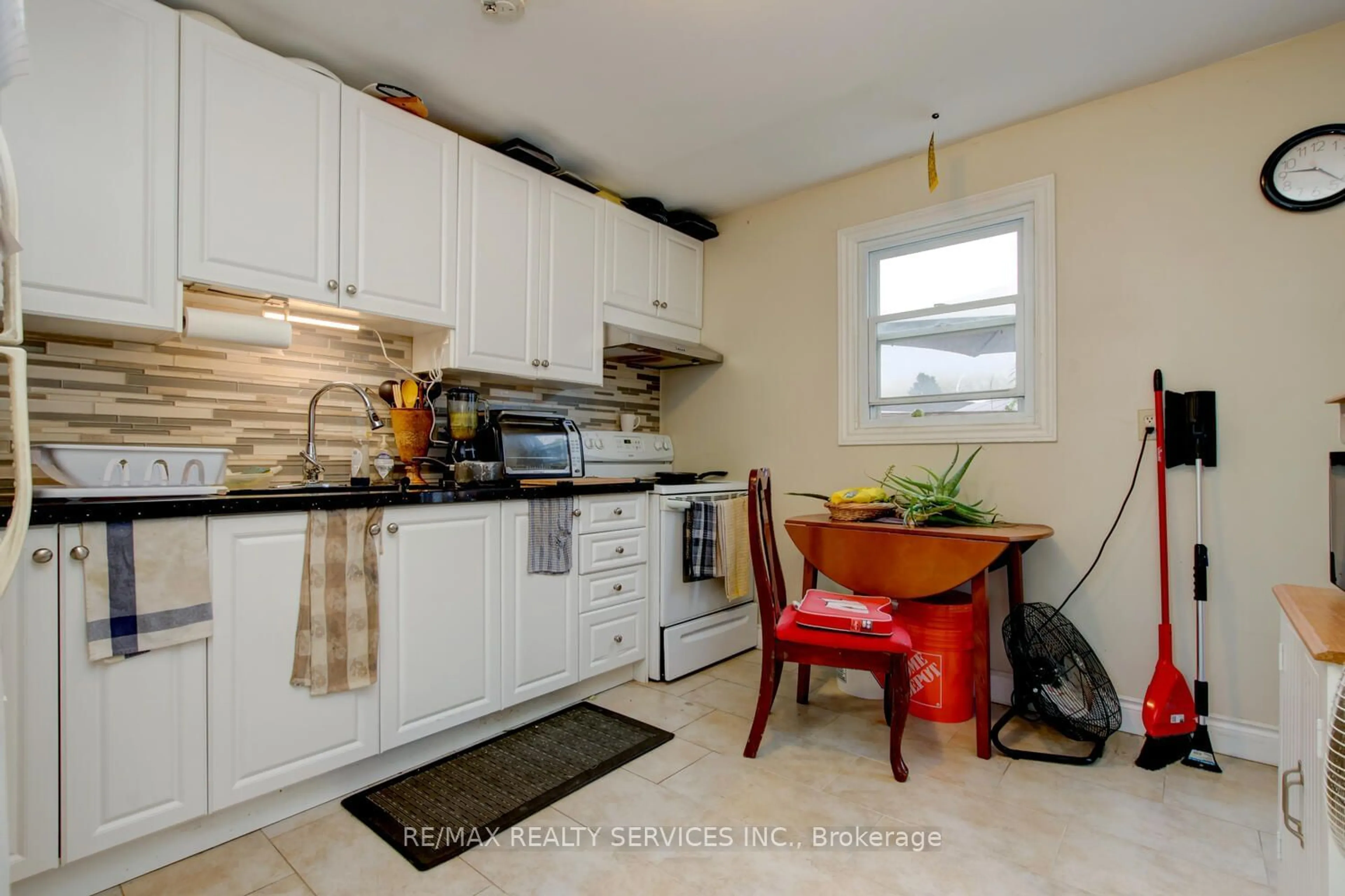 Standard kitchen, wood floors, cottage for 8 Heatherside Crt, Brampton Ontario L6S 1N9