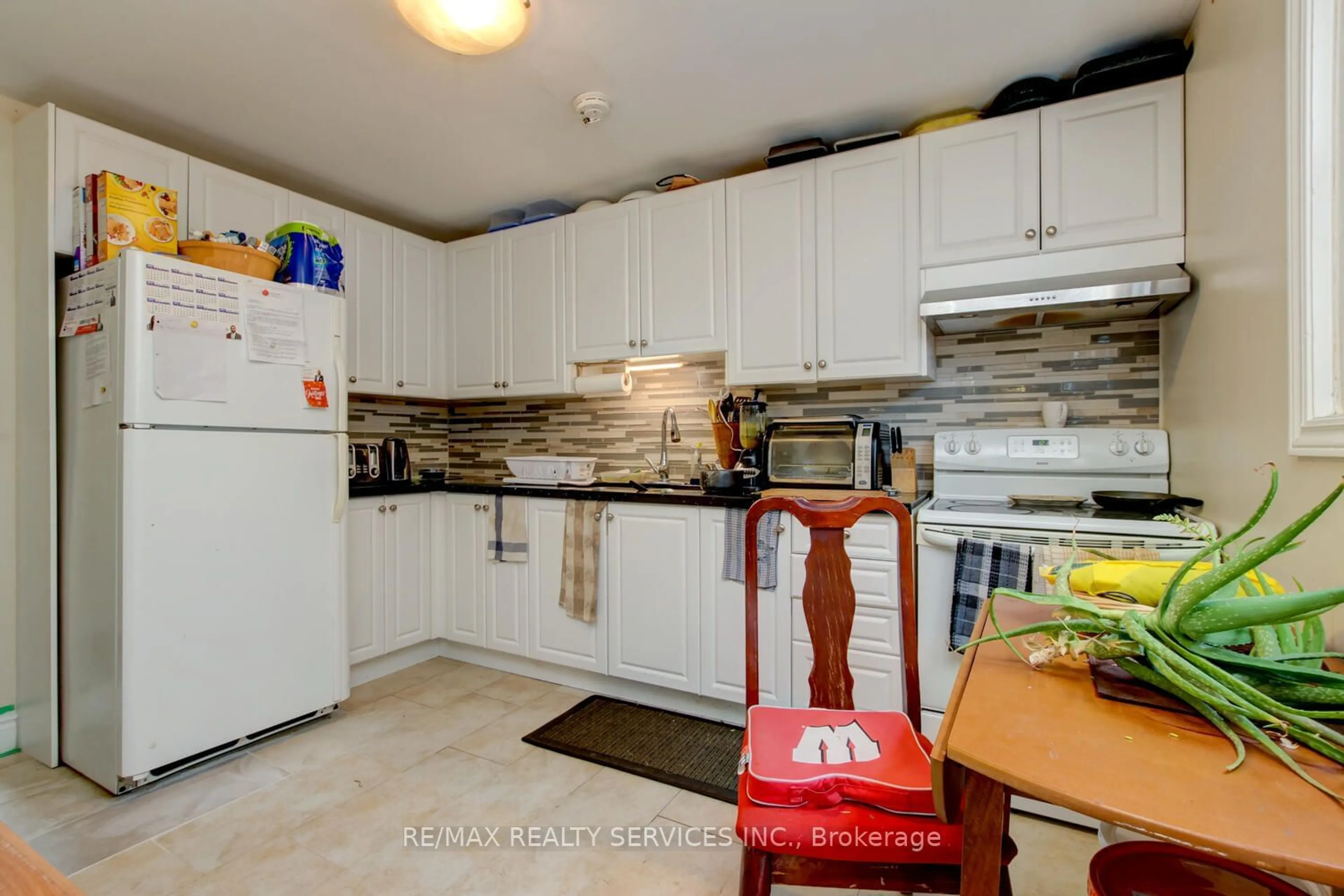 Standard kitchen, wood floors, cottage for 8 Heatherside Crt, Brampton Ontario L6S 1N9