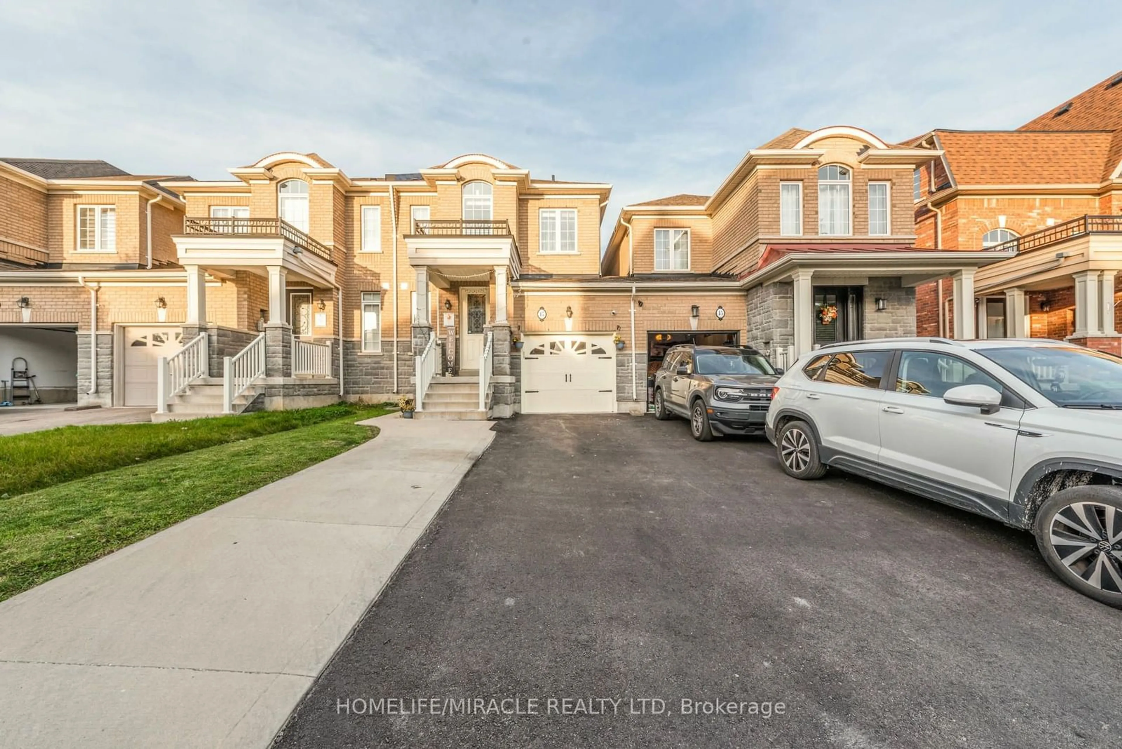 A pic from exterior of the house or condo, the street view for 47 Maple Trail Rd, Caledon Ontario L7C 3Z8