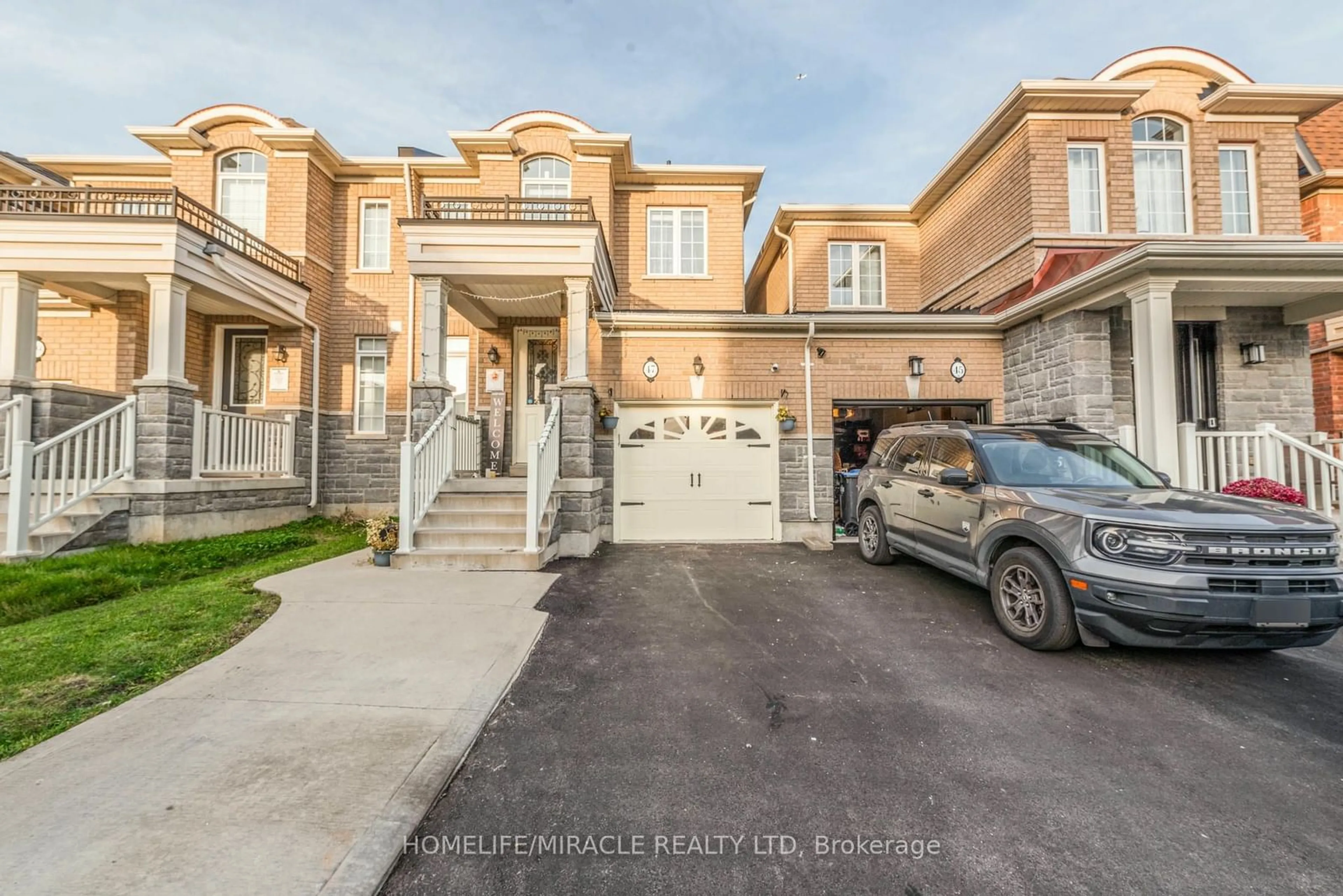 A pic from exterior of the house or condo, the street view for 47 Maple Trail Rd, Caledon Ontario L7C 3Z8