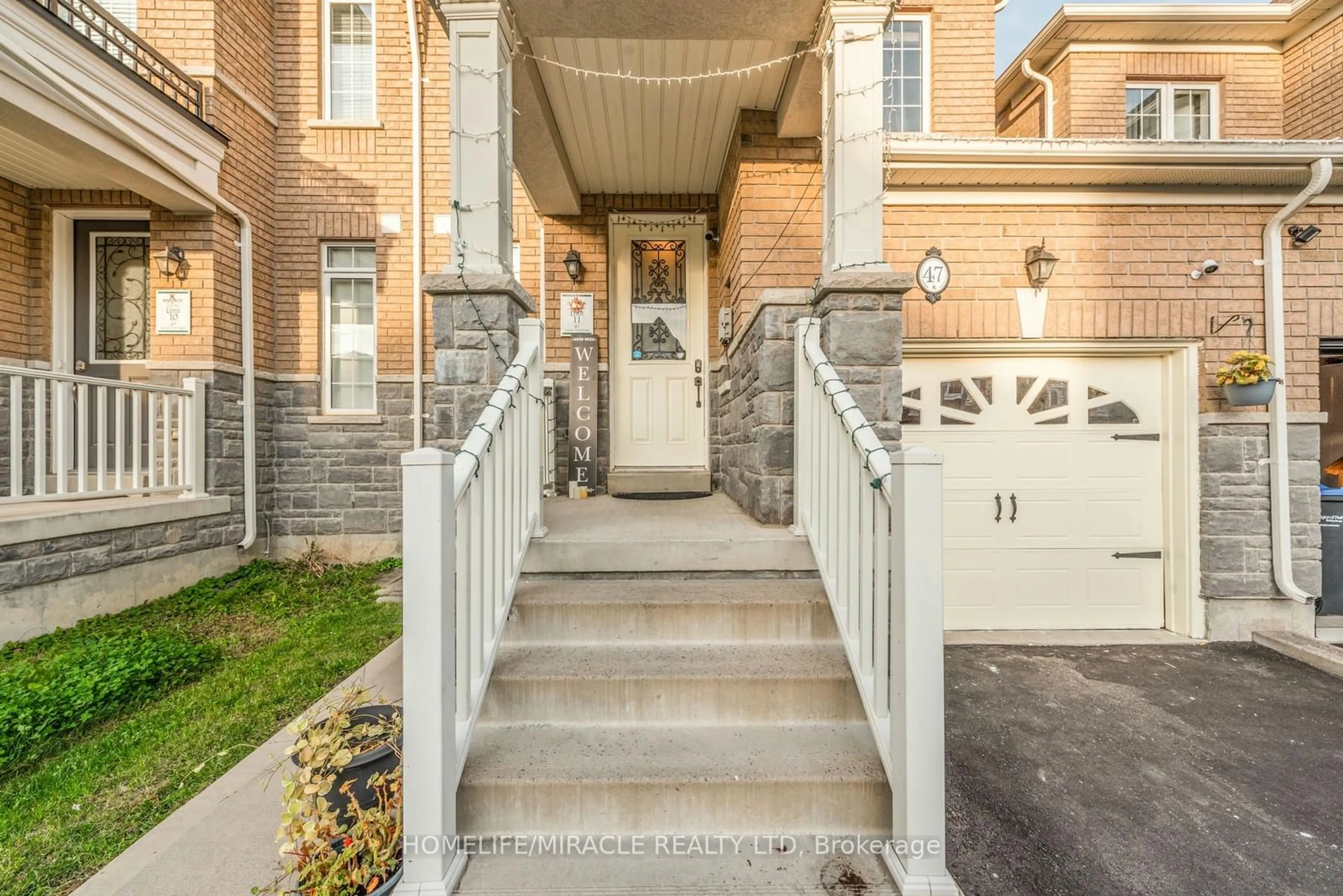 Indoor entryway, carpet floors for 47 Maple Trail Rd, Caledon Ontario L7C 3Z8