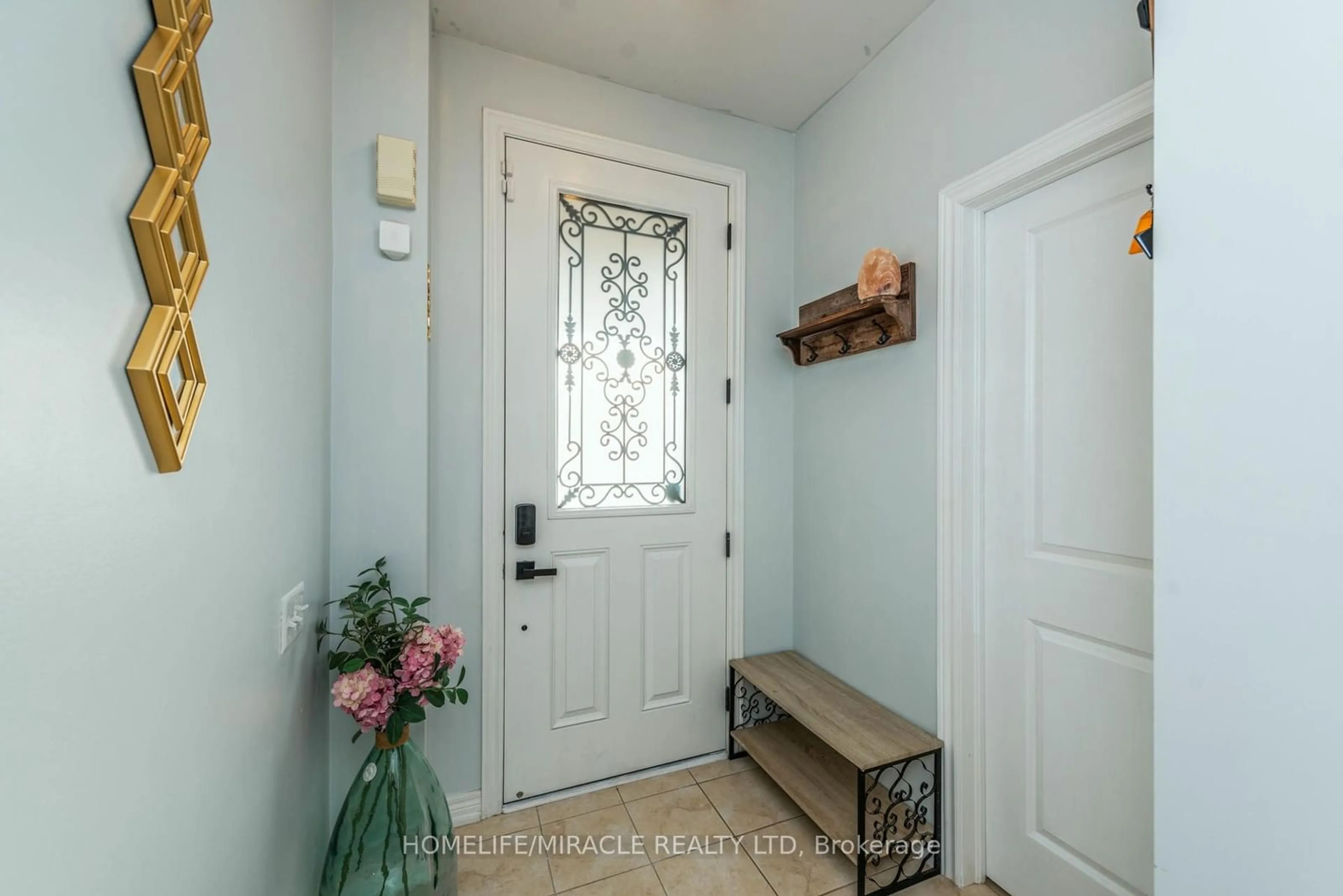 Indoor entryway, wood floors for 47 Maple Trail Rd, Caledon Ontario L7C 3Z8