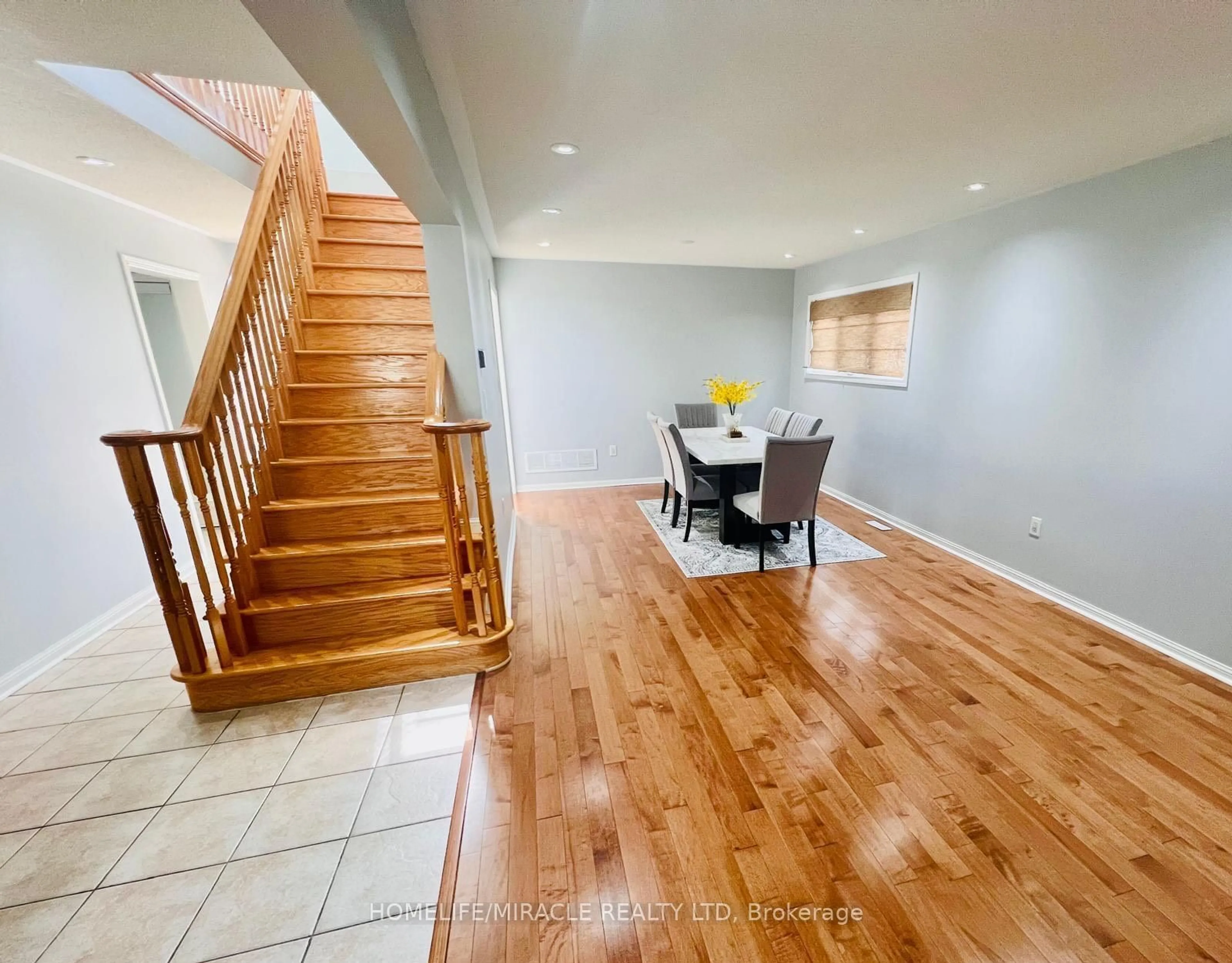 Indoor entryway, wood floors for 6 Mistybrook Cres, Brampton Ontario L7A 2S9