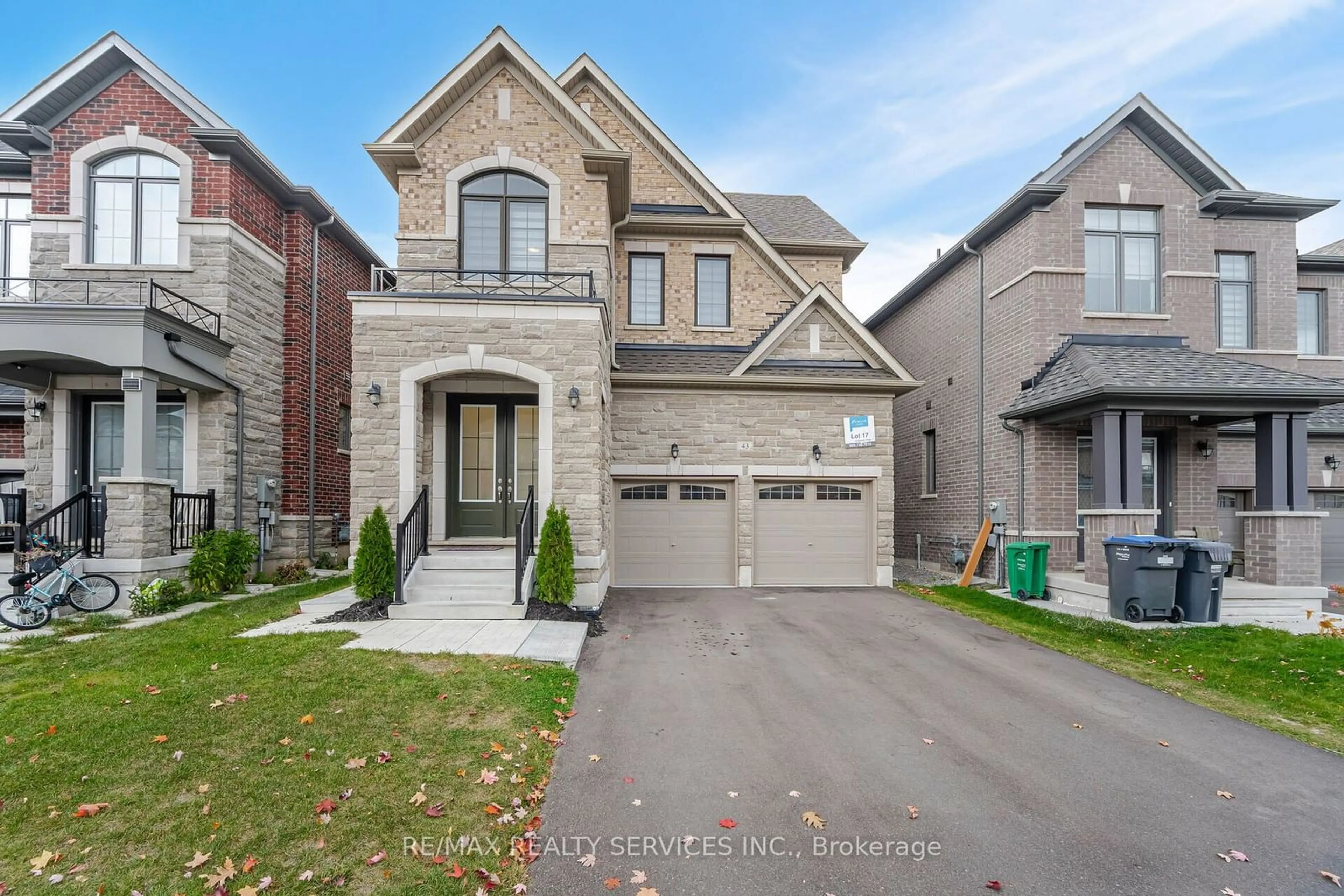 Home with brick exterior material for 43 Rainbrook Clse, Brampton Ontario L6R 0Y9