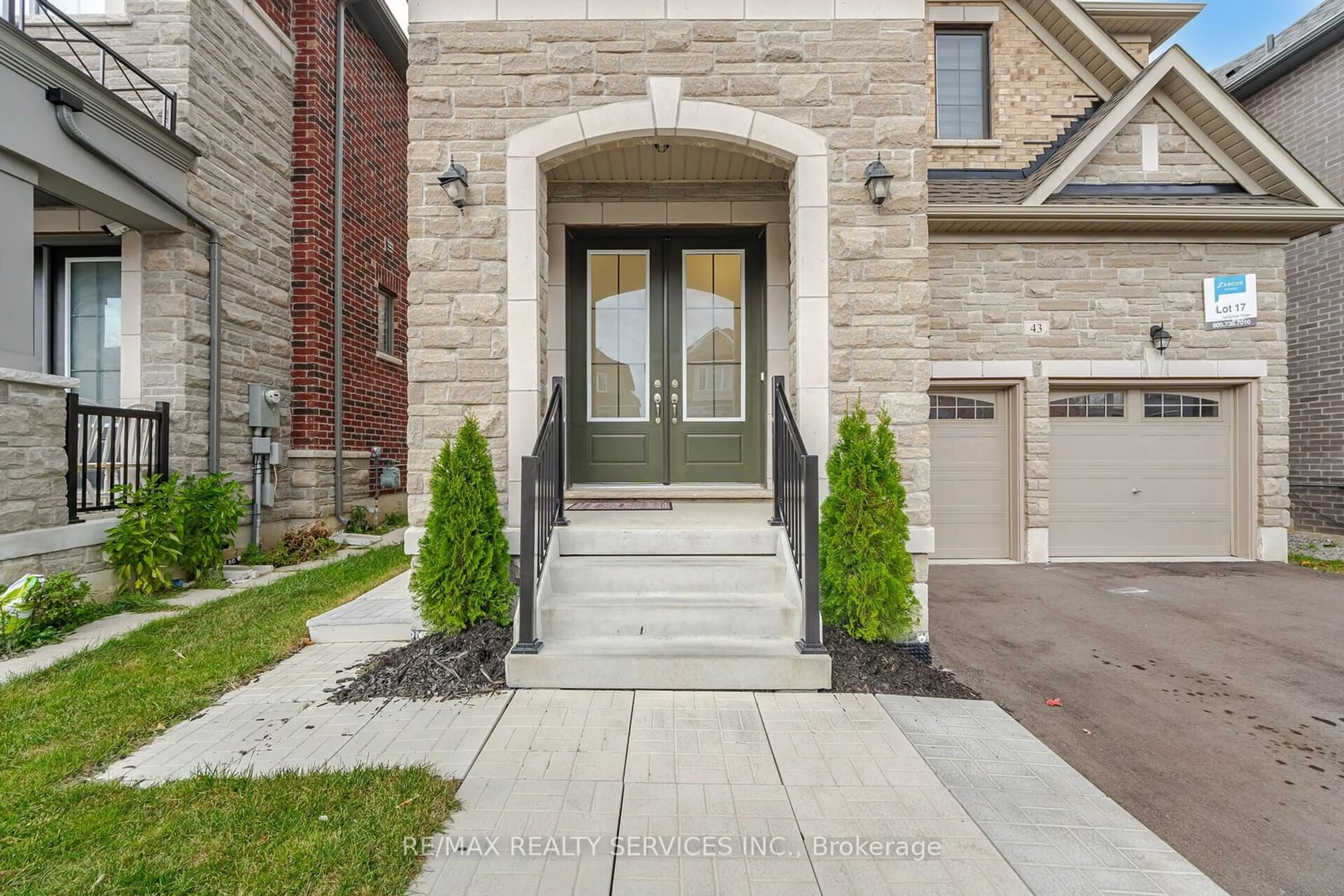 Home with brick exterior material for 43 Rainbrook Clse, Brampton Ontario L6R 0Y9