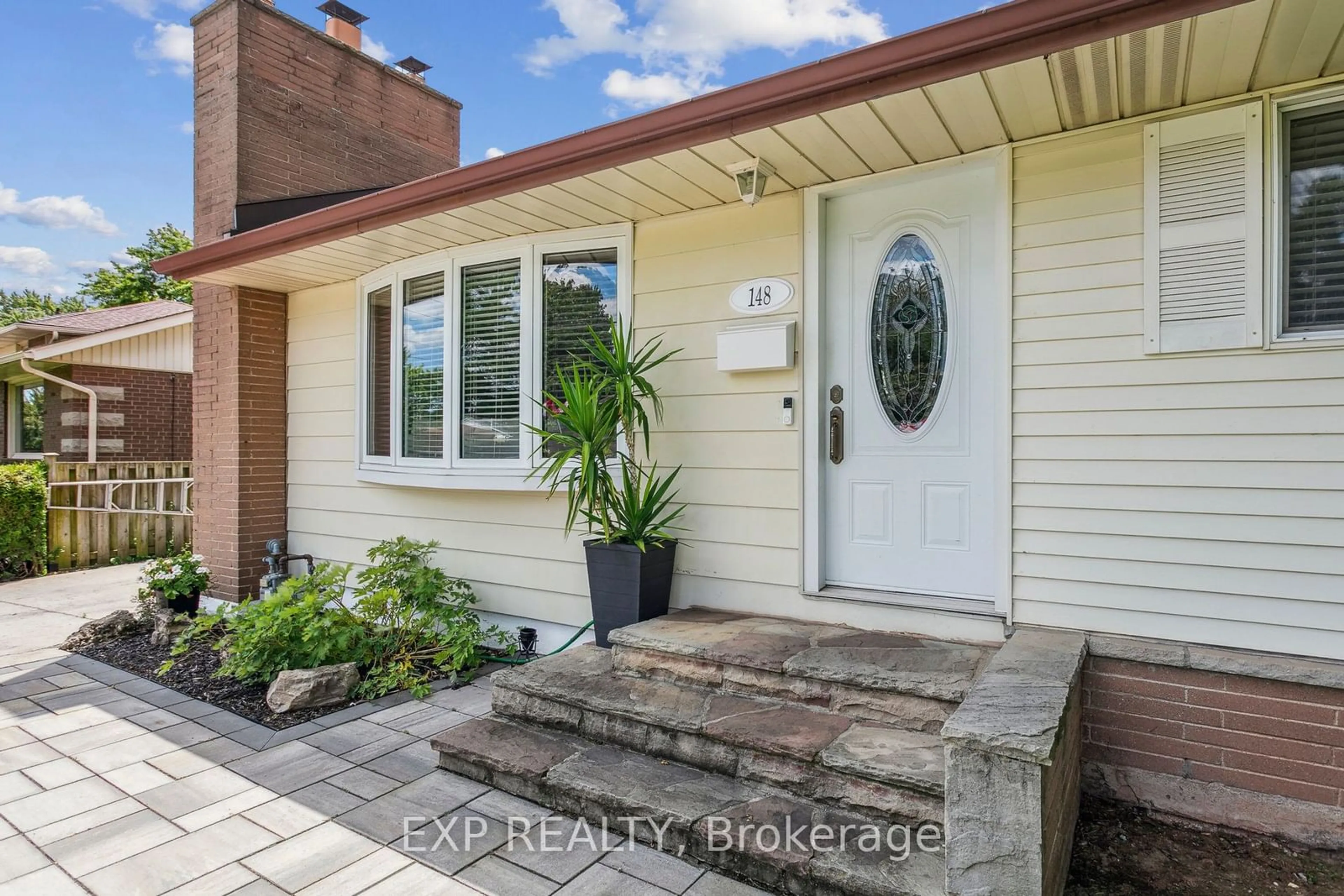 Indoor entryway, wood floors for 148 Boxley Rd, Burlington Ontario L7L 4S1