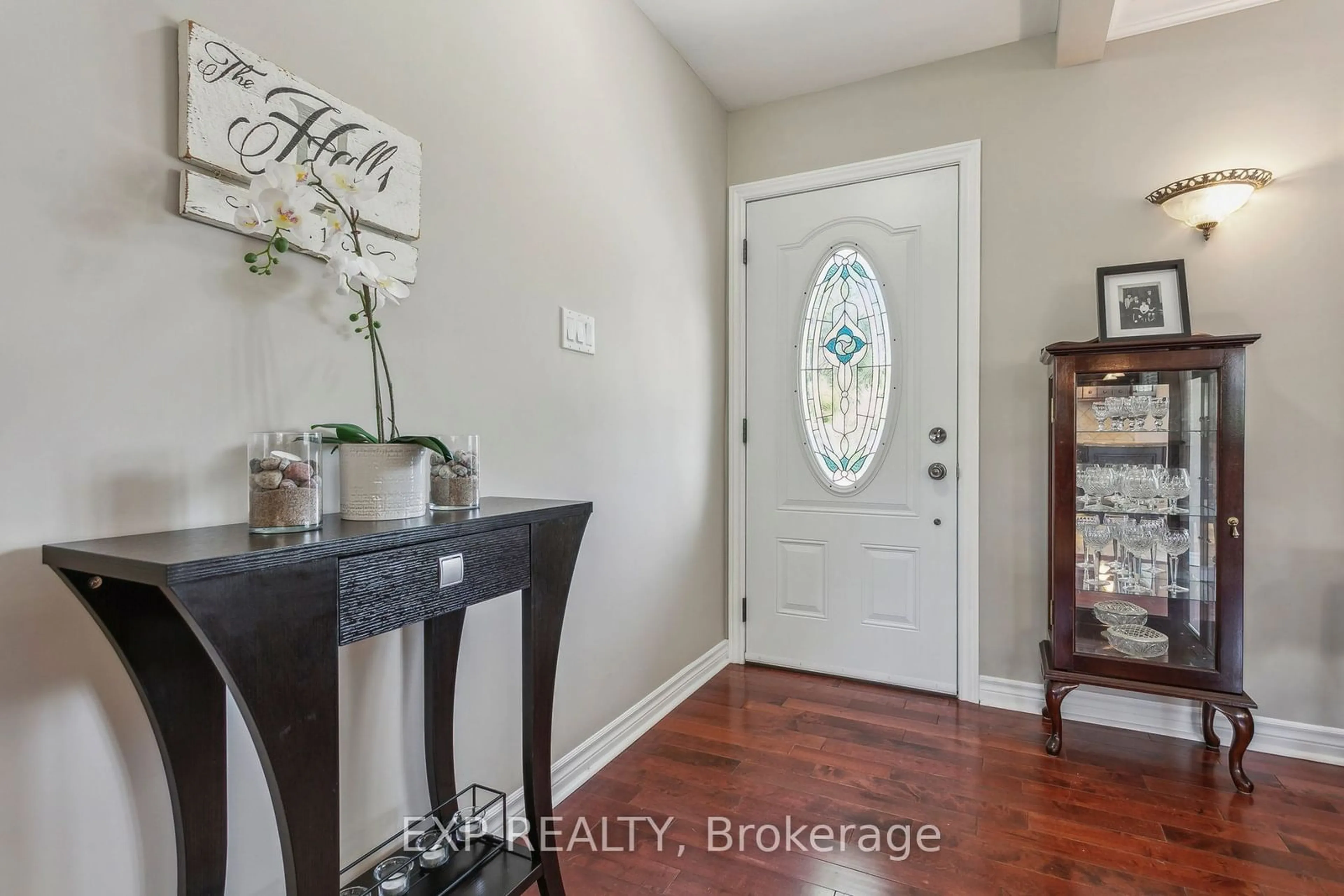 Indoor entryway, wood floors for 148 Boxley Rd, Burlington Ontario L7L 4S1