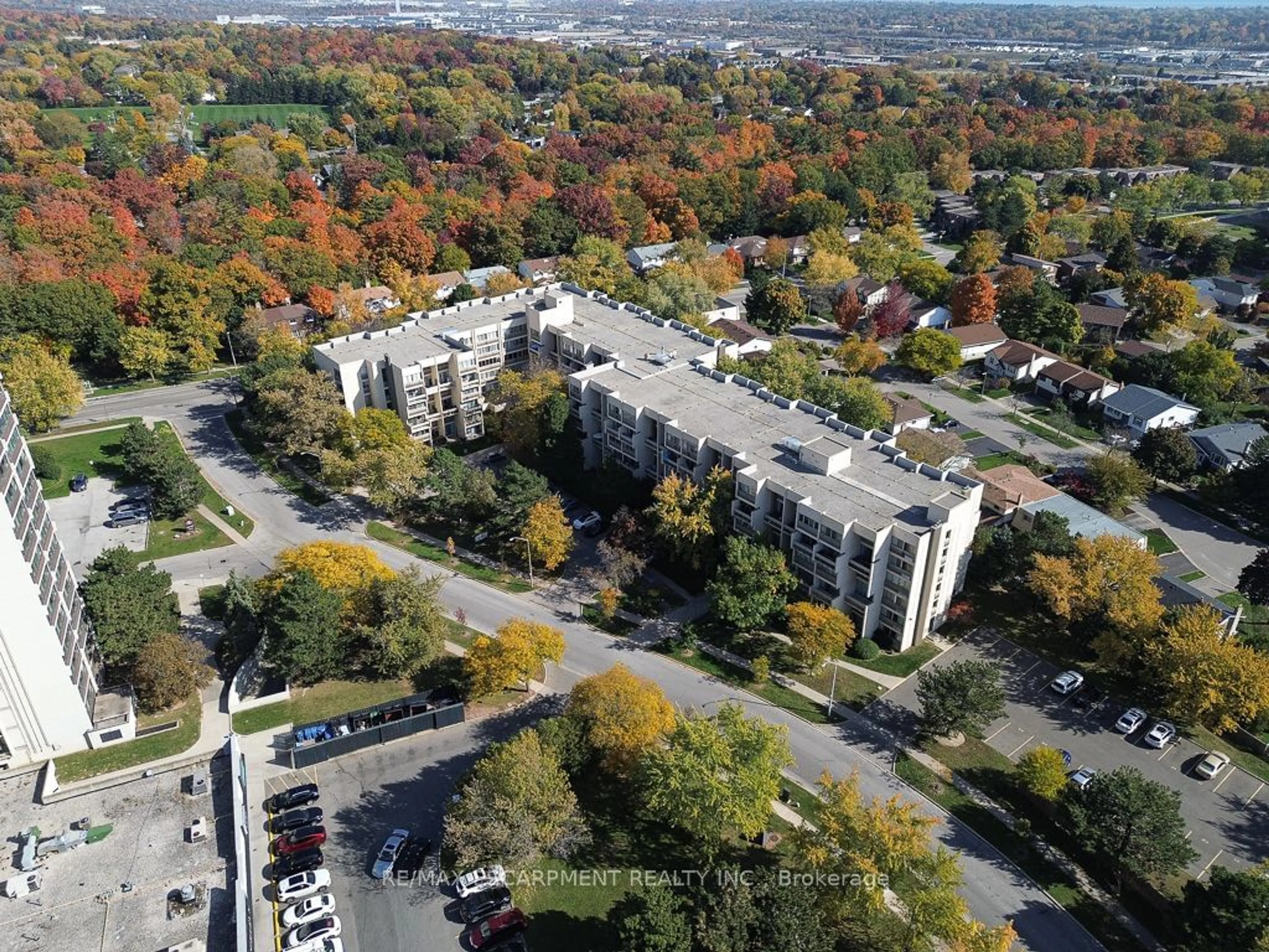 A pic from exterior of the house or condo, the street view for 1300 Marlborough Crt #119, Oakville Ontario L6H 2S2