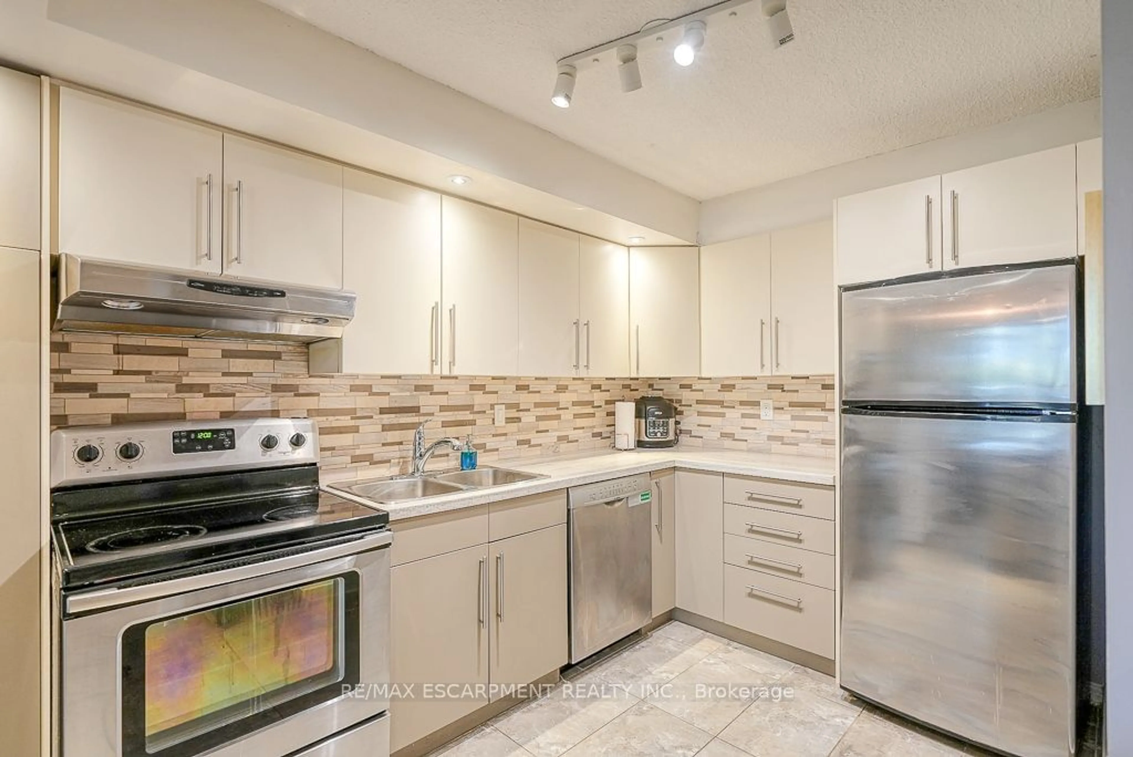 Standard kitchen for 1300 Marlborough Crt #119, Oakville Ontario L6H 2S2